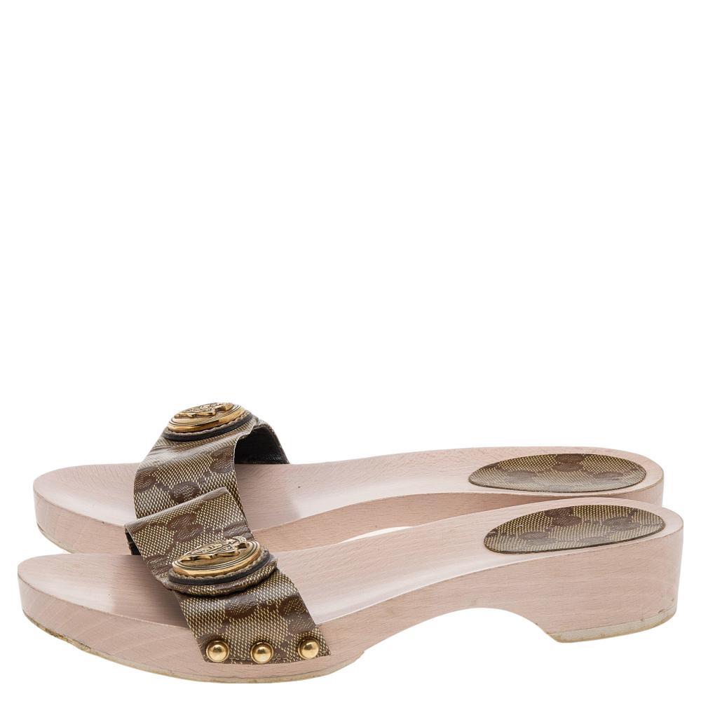 Gucci Brown GG Crystal Canvas Hysteria Wooden Slide Sandals Size 36 In Good Condition In Dubai, Al Qouz 2