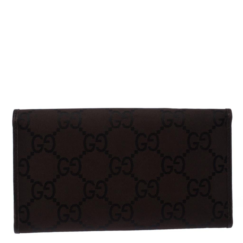 Bringing elegance and class to your pocket, this continental wallet from Gucci is stylish and convenient. Featuring a smart brown GG fabric exterior, this wallet is a fabulous accessory. The leather interior is equipped with several slots and
