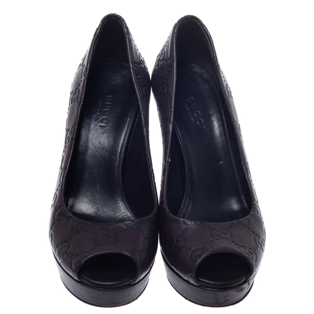 Gucci brings Italian luxury to mind with these brown leather pumps. They feature Guccissima embossed leather uppers with peep toes and 2.5 cm self-covered platforms. The insoles are leather-lined and are coupled with 9.5 cm heels. They are finished