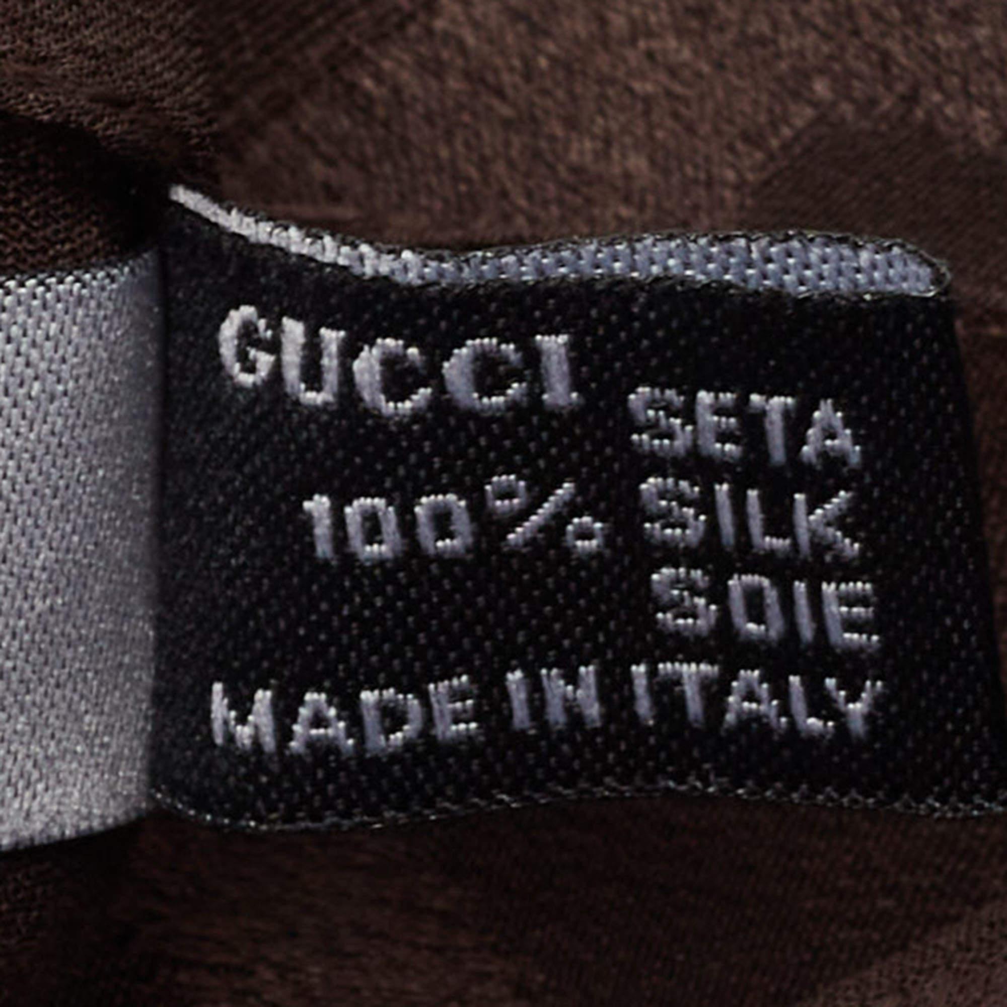 Die Gucci Stola ist ein elegantes Modeaccessoire. Es ist aus luxuriöser Seide gefertigt und zeigt das kultige GG-Muster in Brauntönen. Die Stola ist mit zarten Fransen verziert und verleiht jedem Outfit einen Hauch von Raffinesse und