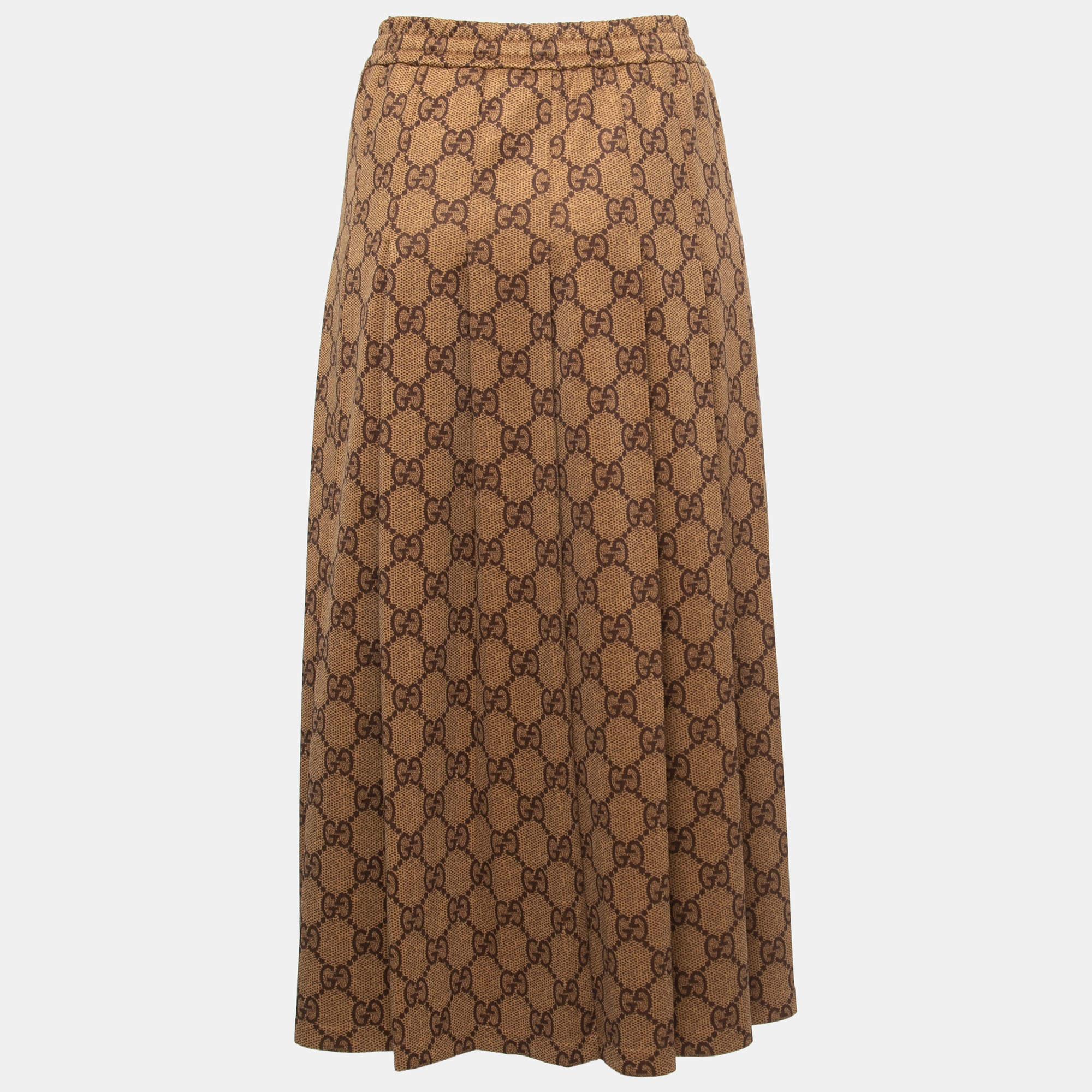 This Gucci logo skirt is worth adding to your closet! Crafted from fine materials, it is exquisitely designed into a flattering shape.

