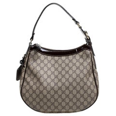Gucci GG Supreme Hobo aus braunem Segeltuch und Lackleder