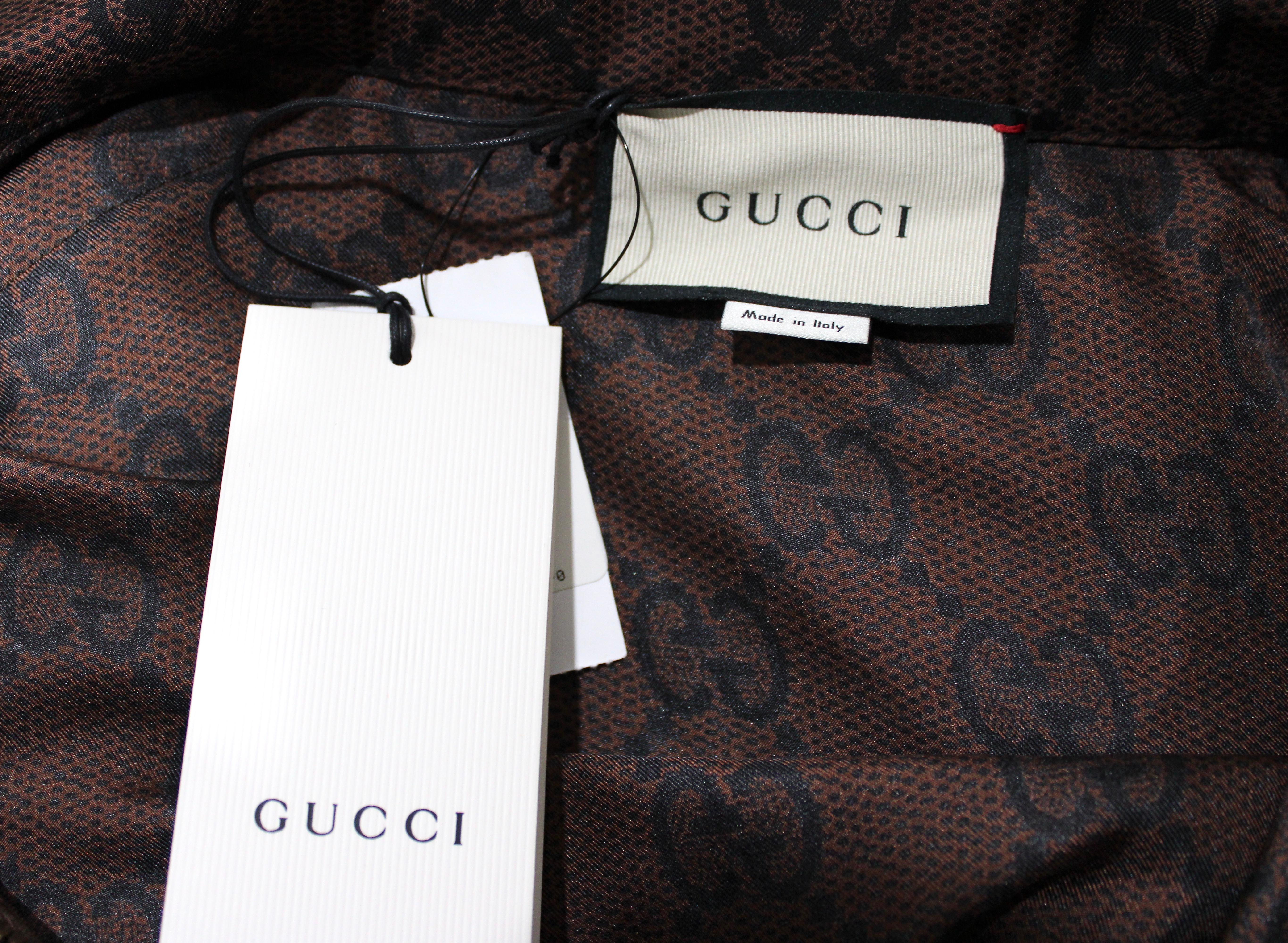 Mini abito Gucci marrone GG Supreme con coulisse in vita e mezza zip in vendita 5