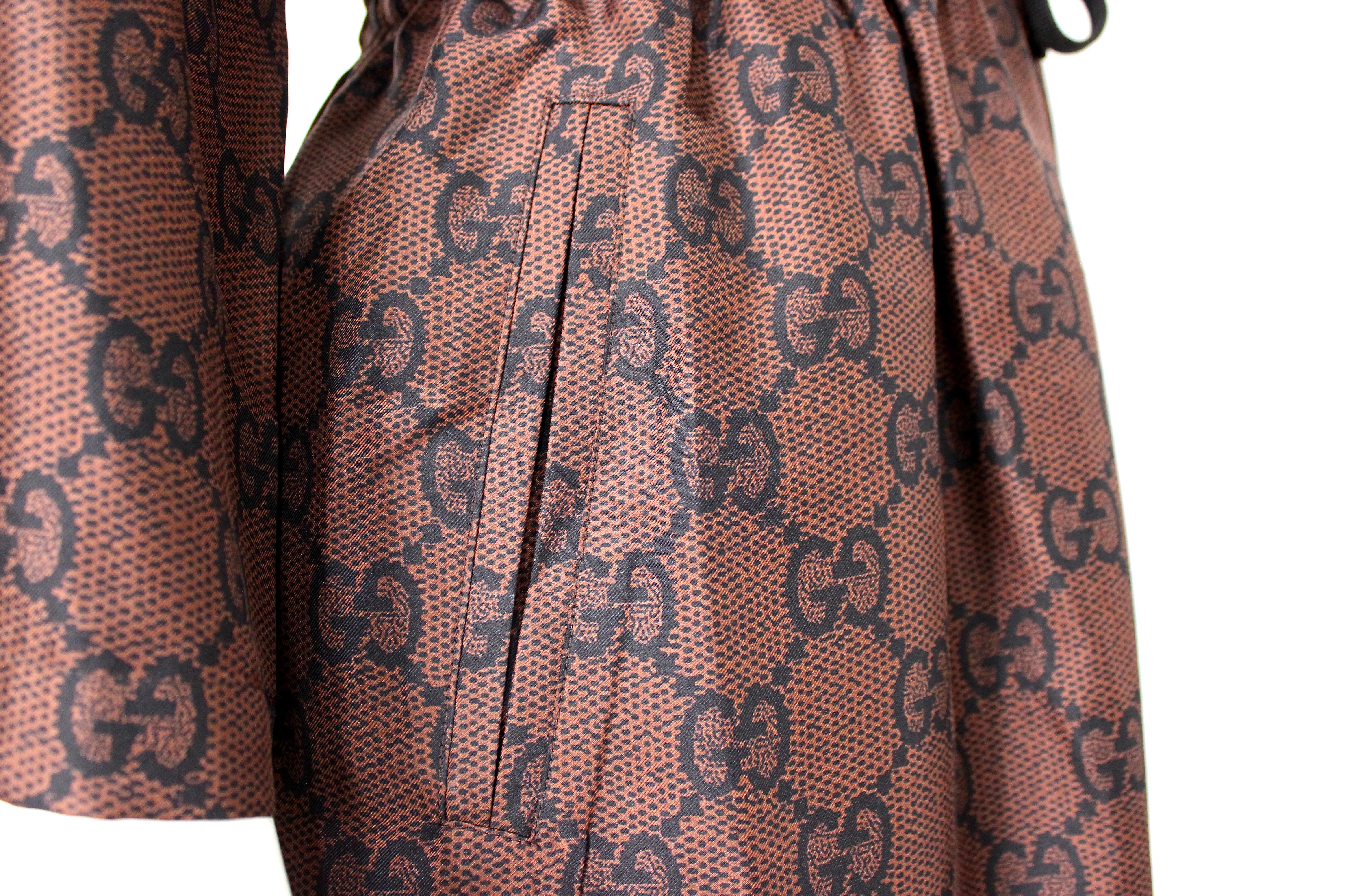 Mini abito Gucci marrone GG Supreme con coulisse in vita e mezza zip in vendita 3