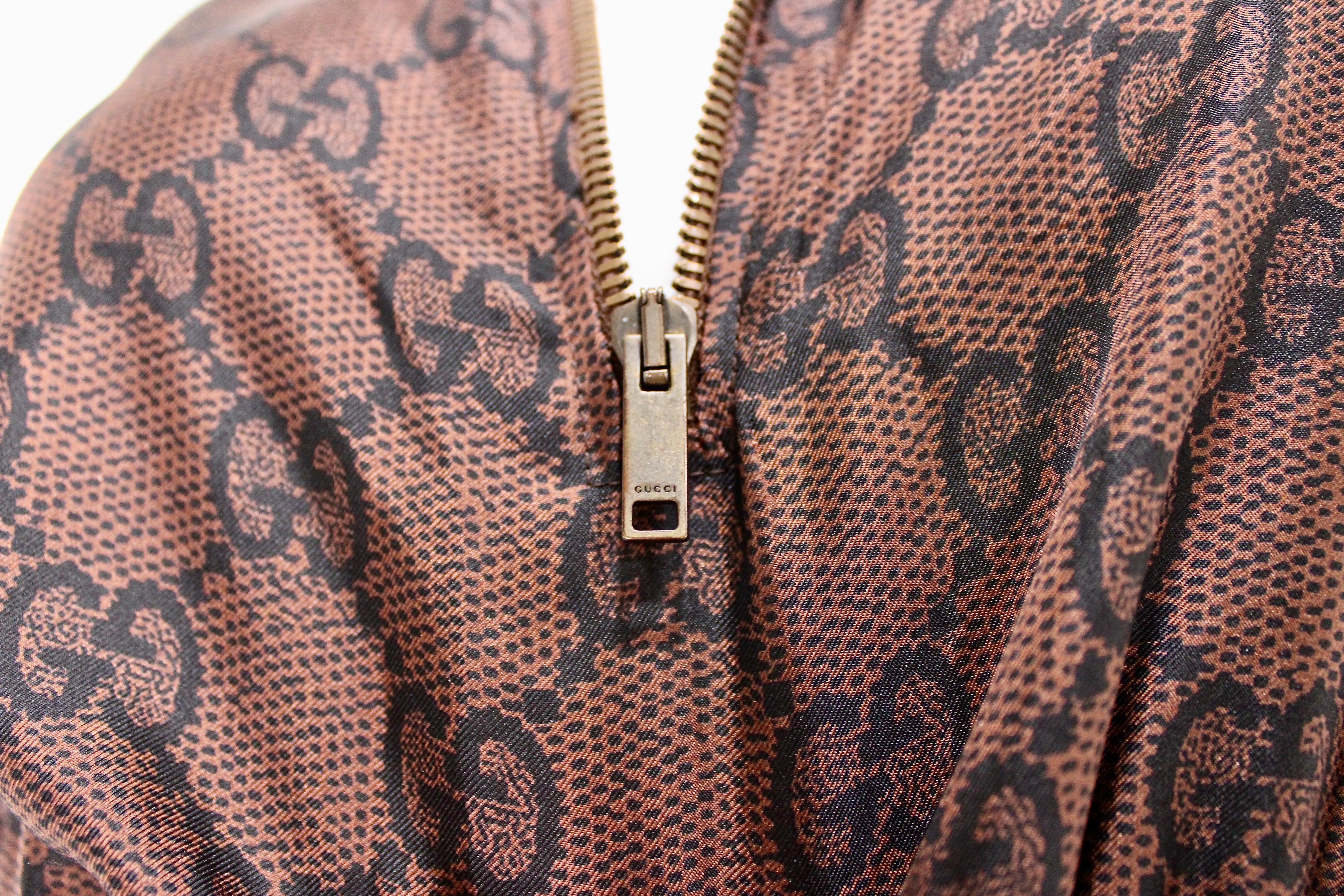 Mini abito Gucci marrone GG Supreme con coulisse in vita e mezza zip in vendita 4