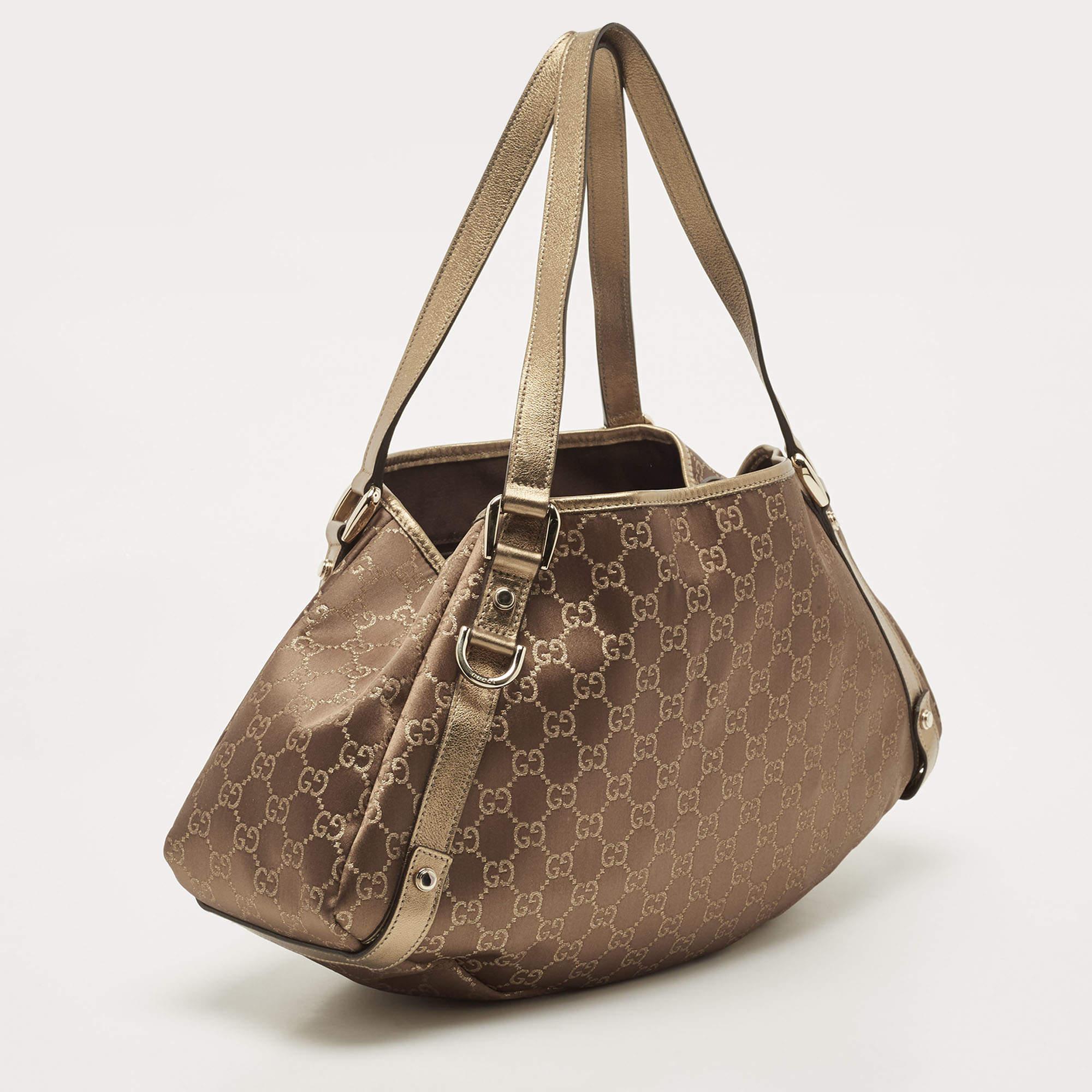 Gucci ensures you have a wonderful accessory to accompany you every day with this well-crafted bag. It has a signature look and a practical size.


