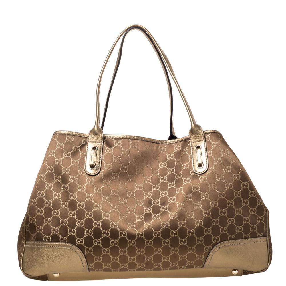 Renowned for its exclusive craftsmanship, this Gucci bag will live up to your expectations. A splendid complement to your dress will be this popular bag in brown and gold. This sleek and spacious GG fabric bag is luxurious enough to elevate any