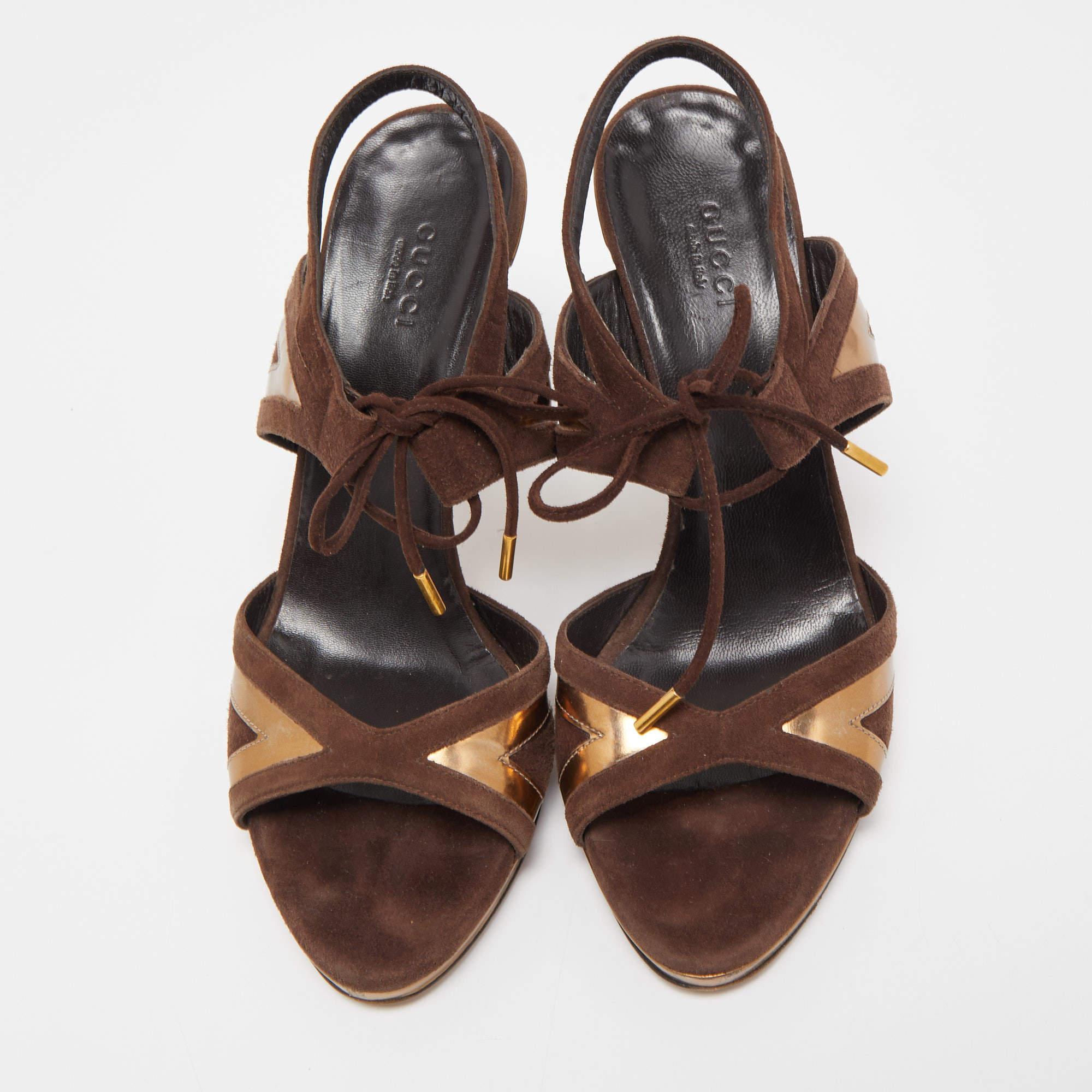 Marron Gucci Sandales en cuir et daim marron/doré à nouer à la cheville Taille 37.5 en vente