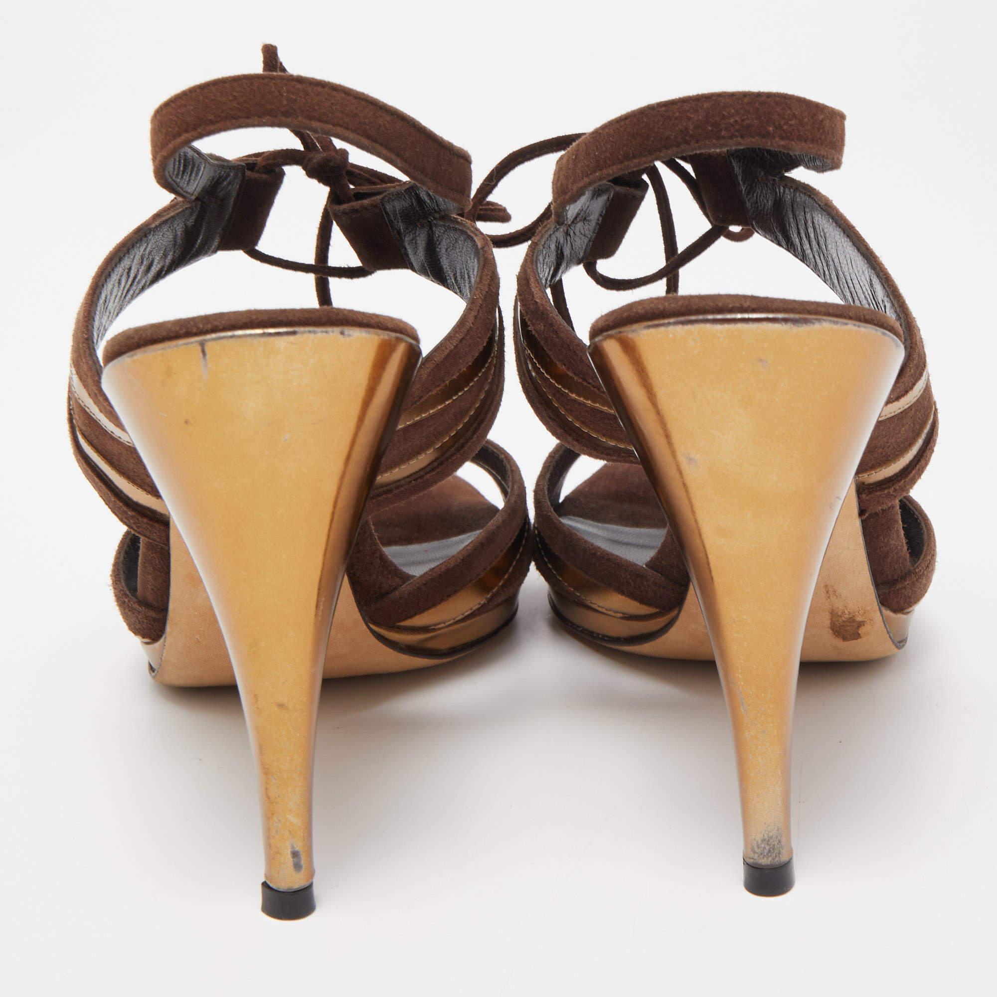 Gucci Sandales en cuir et daim marron/doré à nouer à la cheville Taille 37.5 Bon état - En vente à Dubai, Al Qouz 2