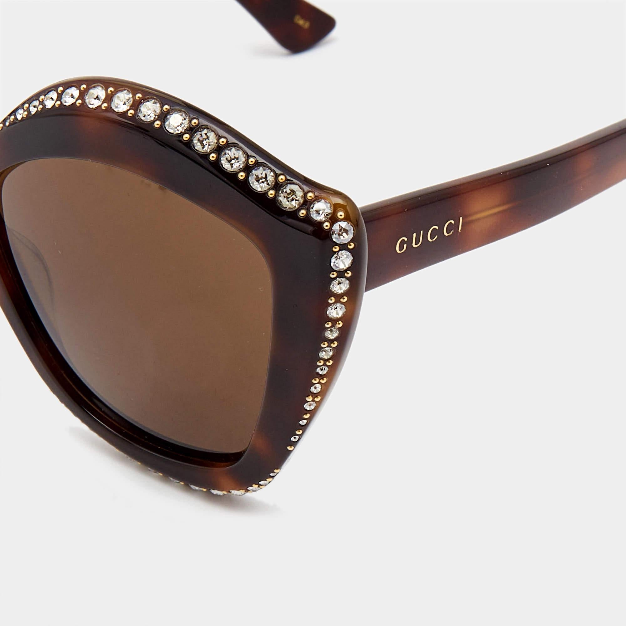 Nous voyons les détails sur cette exquise paire de lunettes de soleil de créateur fabriquée à partir de matériaux nobles. Les lunettes de soleil sont à la fois luxueuses et pratiques.

Comprend
Pochette originale