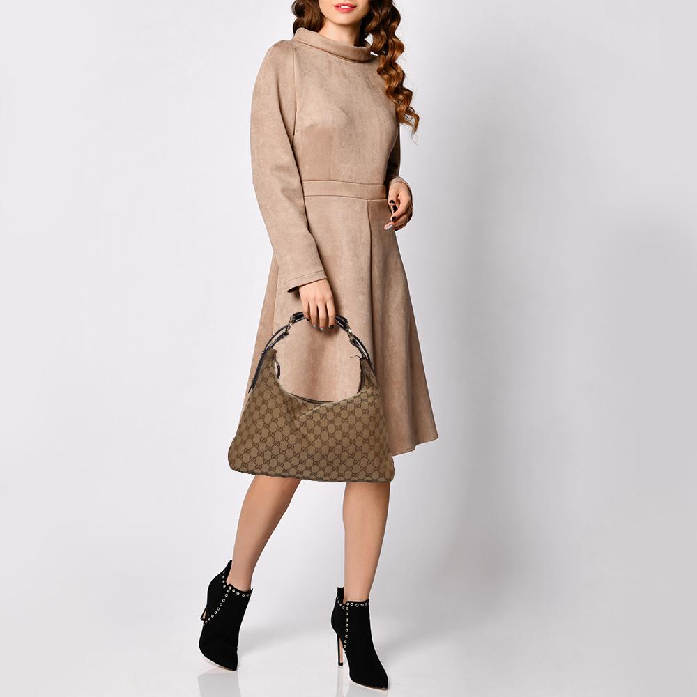 Impressive and durable, this Gucci handbag is everything high-end and chic. Crafted from the finest Guccissima canvas, this hobo is sure to enhance your ensemble. Lined with the fabric, the creation is completed with Horsebit details on the