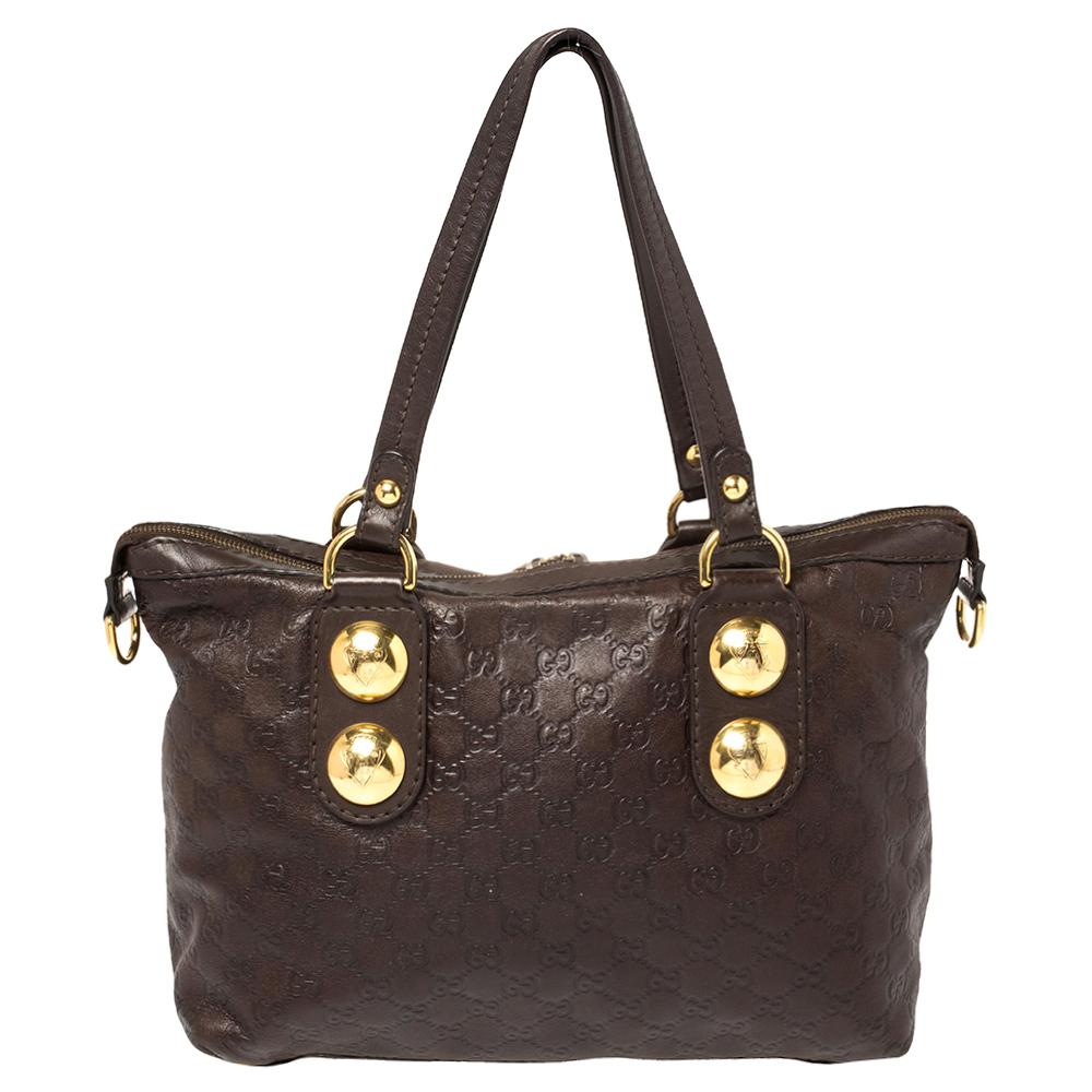 This chic Gucci Babouska bag might just become the most-loved tote in your closet. Crafted from Guccissima leather, it is decorated with gold-tone hardware and equipped with two leather handles and a spacious interior. Own this Babouska today and