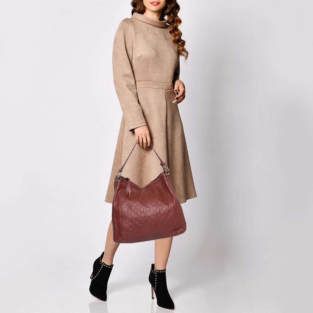 Diese stilvolle Guccissima Leder-Hobo in Braun ist perfekt für alle Ihre Ausflüge. Zeigen Sie Ihren edlen Sinn für Mode mit dieser stilvollen Tasche mit silberfarbener Hardware:: Bambusdetails und einem einzelnen Griff. Diese beeindruckende Kreation