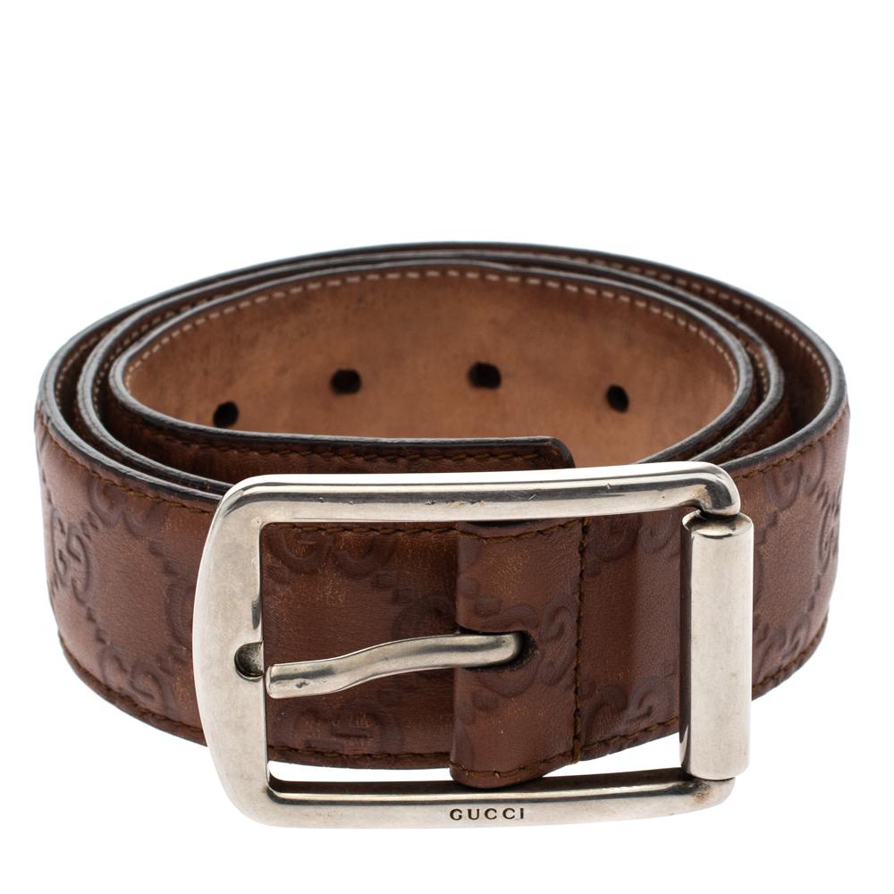 Light up your belt collection by adding this buckle belt from Gucci. Made from brown Guccissima leather, it features a logo-engraved pin buckle in silver-tone. This belt will look ideal with both formals and casuals.

