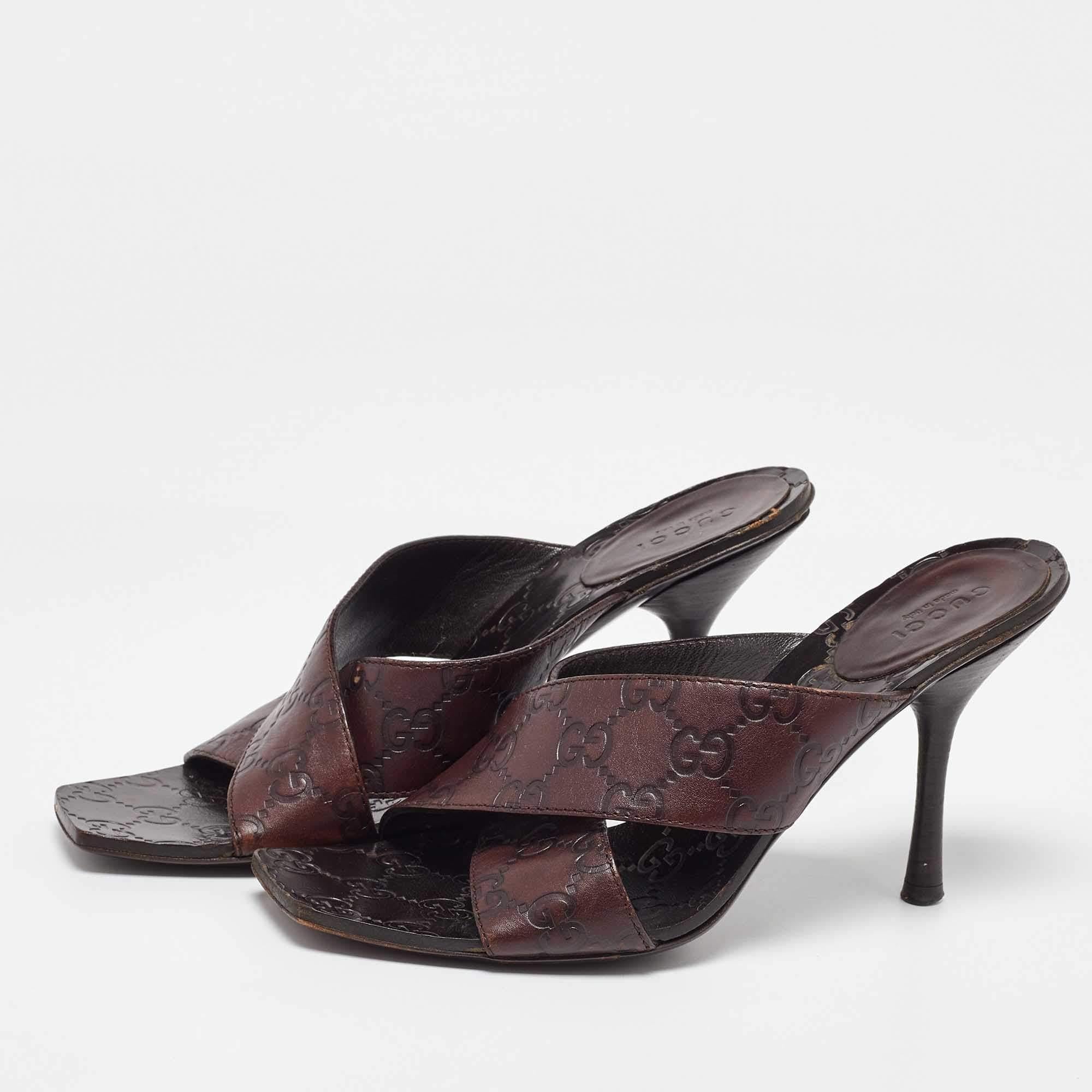 These sandals will frame your feet in an elegant manner. Crafted from quality materials they display a classy design and comfortable insoles.