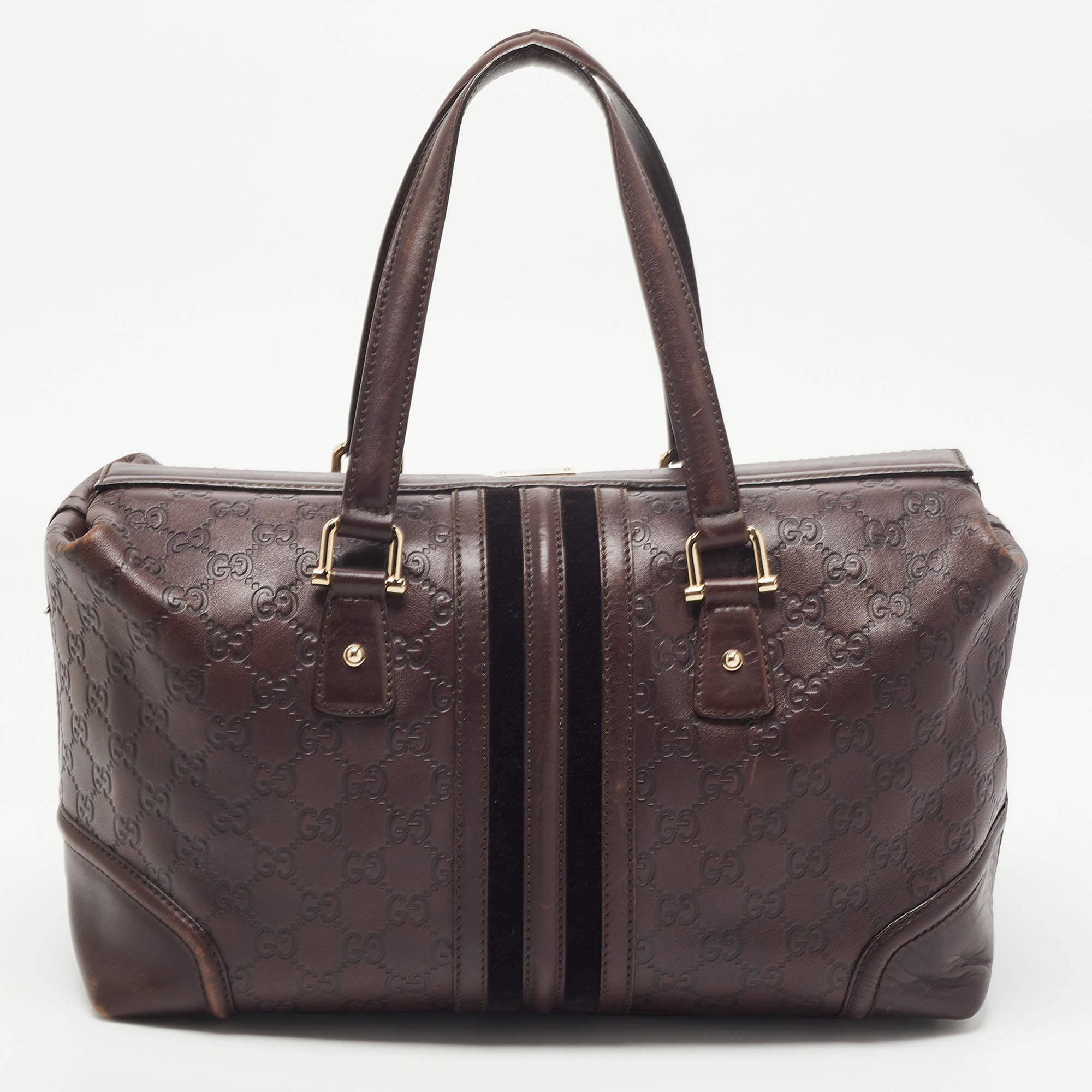 Functional and stylish, this designer label's collections capture the effortless, elegant finesse of the modern woman. Crafted from quality materials, this chic bag is easy to carry and can fit in your daily essentials effortlessly.

Includes: