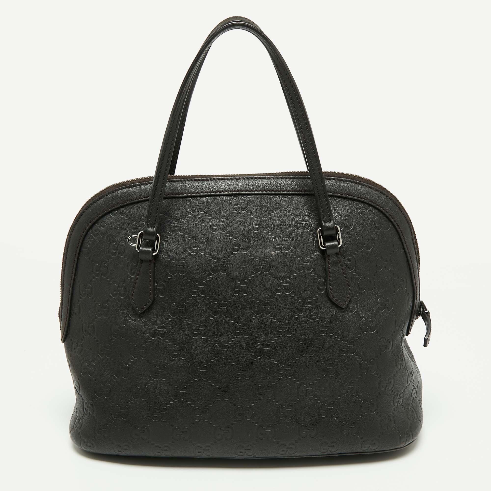 Acquire an elegant look wearing this Dome bag that has come from the house of Gucci. Its color exudes a subtle vibe, and Guccissima leather speaks luxury. The versatility lies in the dual-rolled handles and long shoulder strap that allows you to