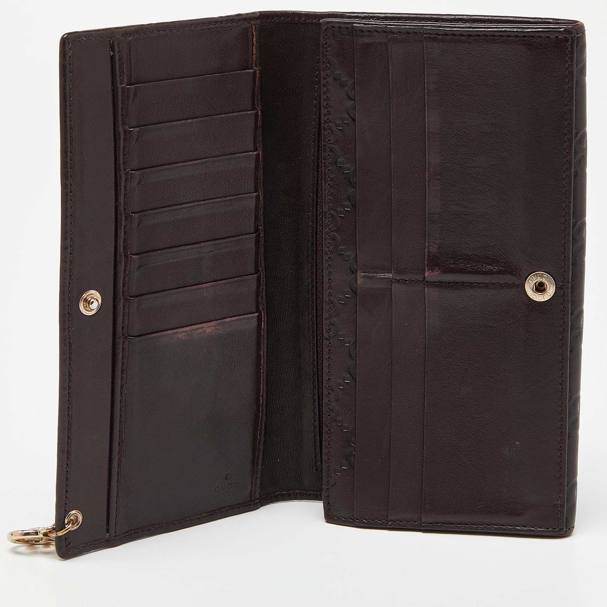 Compact and stylish, this wallet will be your favorite grab-and-go companion. Designed from quality materials, its interior is divided into different compartments to store your cards and cash perfectly.