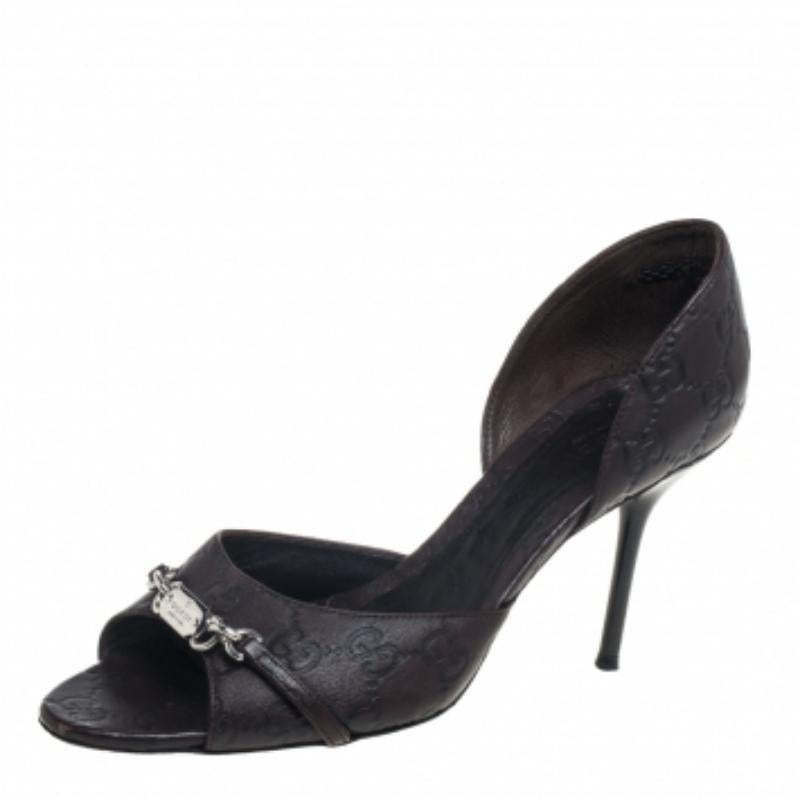 Grace and poise will all come naturally to you when you step out in this pair of brown d'Orsay pumps from Gucci. Crafted from Guccissima leather, the peep-toe pumps have been styled with comfortable insoles, 8.5 cm heels, and the iconic Horsebit