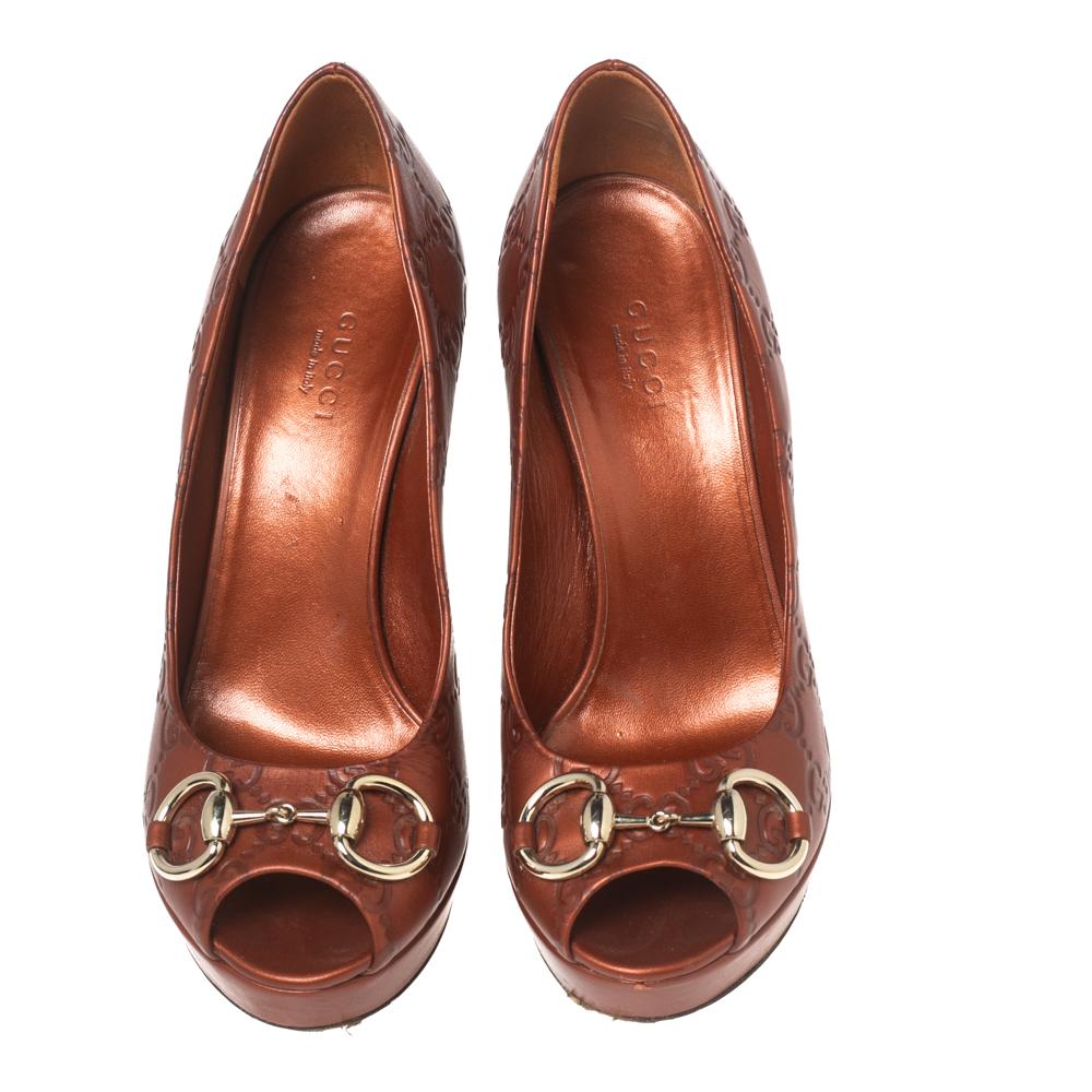 A seamless blend of style, elegance, and comfort, Gucci's pumps are the epitome of modern Italian sophistication. Crafted from Guccissima leather in a brown hue, they feature the label's iconic Horsebit motif perched on the uppers. Balanced on