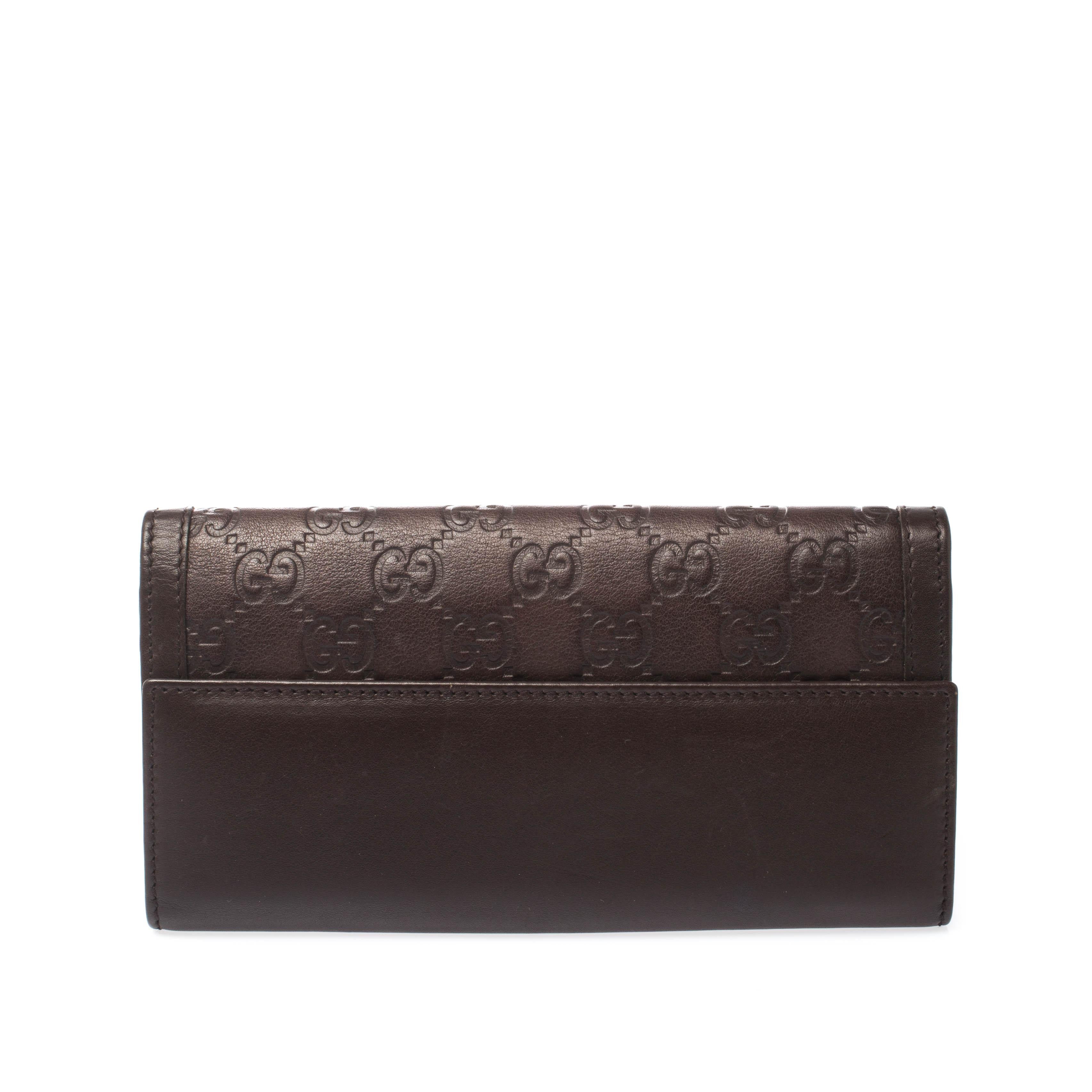 Showcasing an exclusive design from Gucci, this wallet makes for a convenient accessory. Crafted from Guccissima leather this wallet flaunts the signature interlocking GG on the front and can fit in your essentials with ease.

Includes: The Luxury