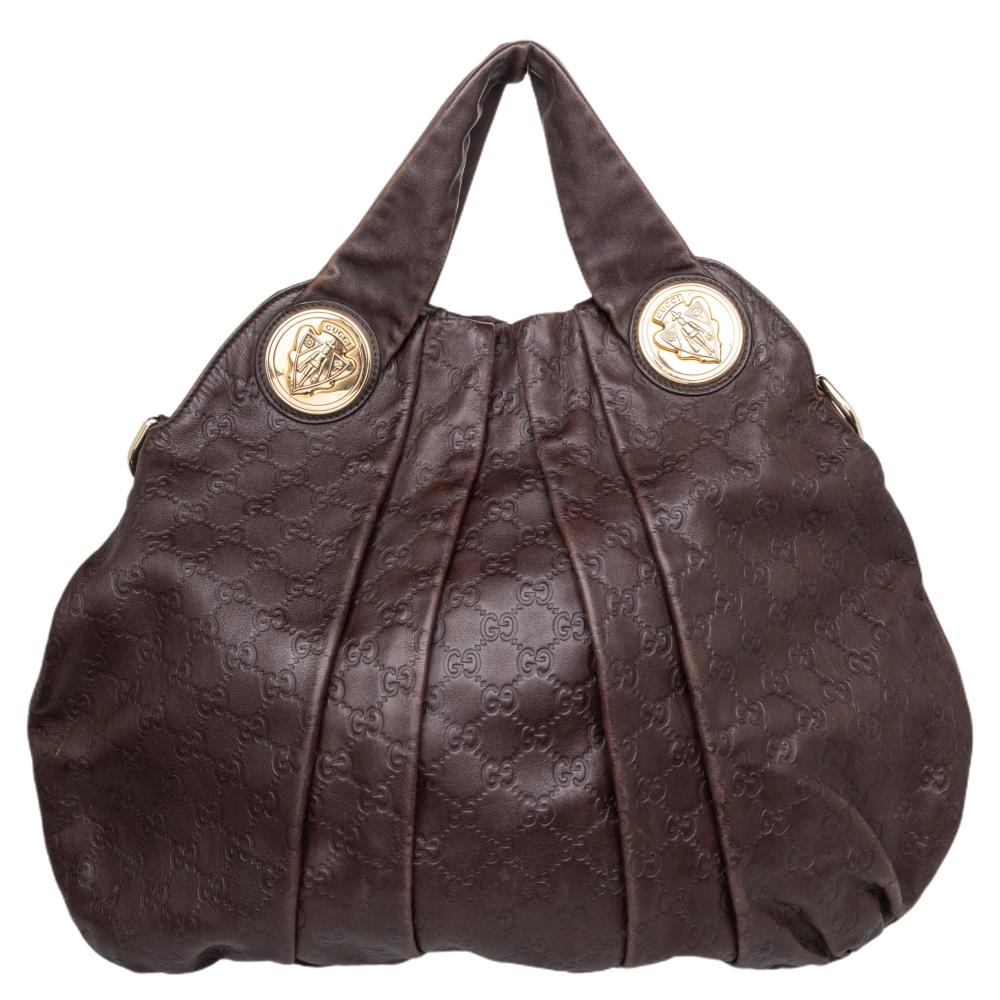 This Gucci hobo is built for special occasions and everyday use. Crafted from patent leather, it has a branded brown exterior and two handles for you to easily parade it. The nylon insides are sized well and the hobo is complete with the signature