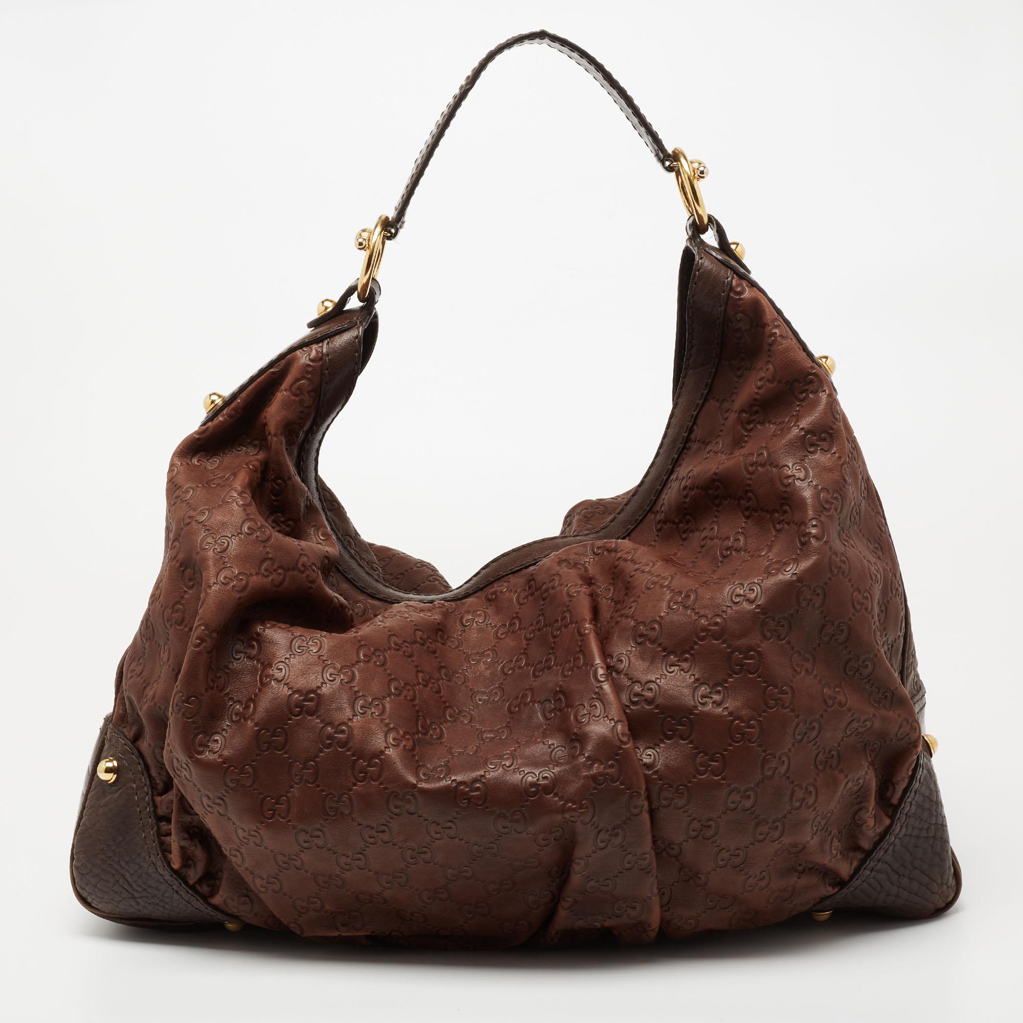 This Jockey hobo from the House of Gucci is absolutely gorgeous! Made from brown Guccissima leather, this hobo is highlighted with gold-tone hardware and a single handle. It accommodates a roomy fabric-lined interior. Carry this hobo and flaunt a