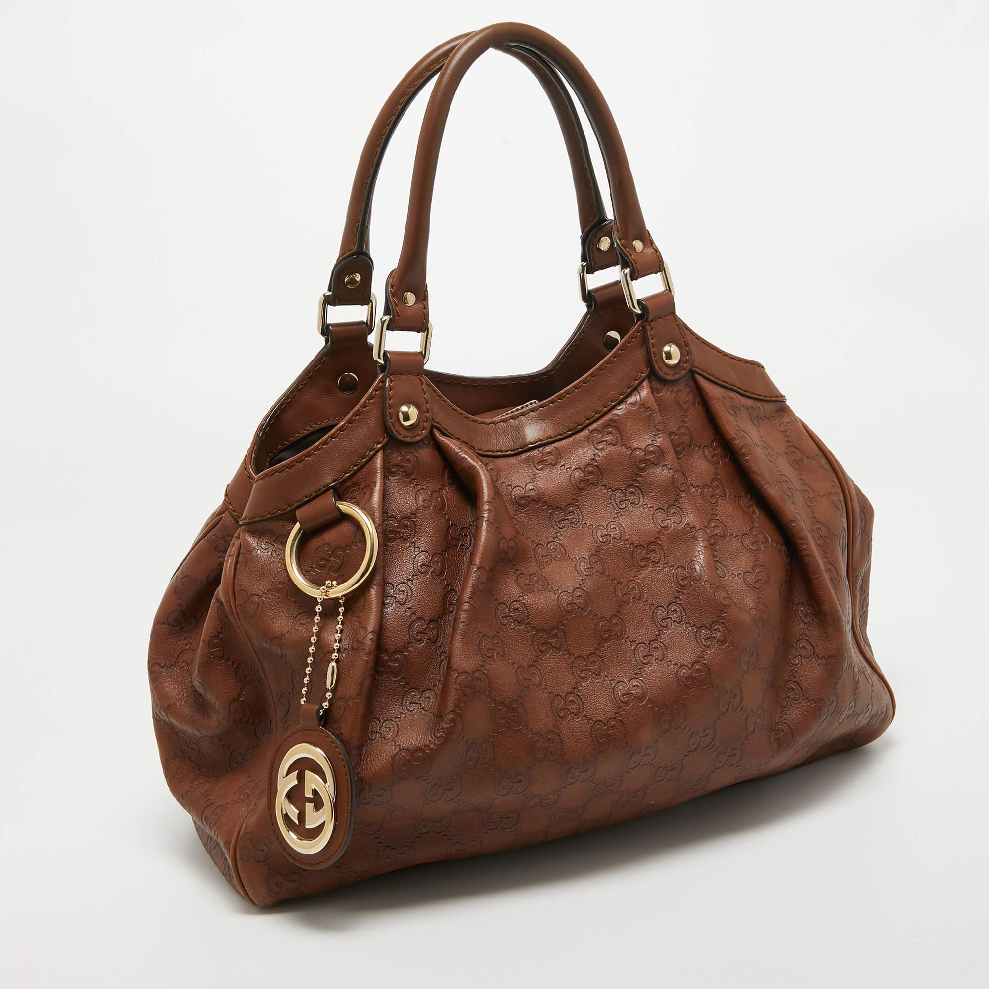 Enriched with signature details, this Sukey tote from Gucci will surely win your vote as a favorite. It comes crafted from Guccissima leather and flaunts dual handles at the top, a branded charm, and neat pleats. Lined with fabric, it is capable of