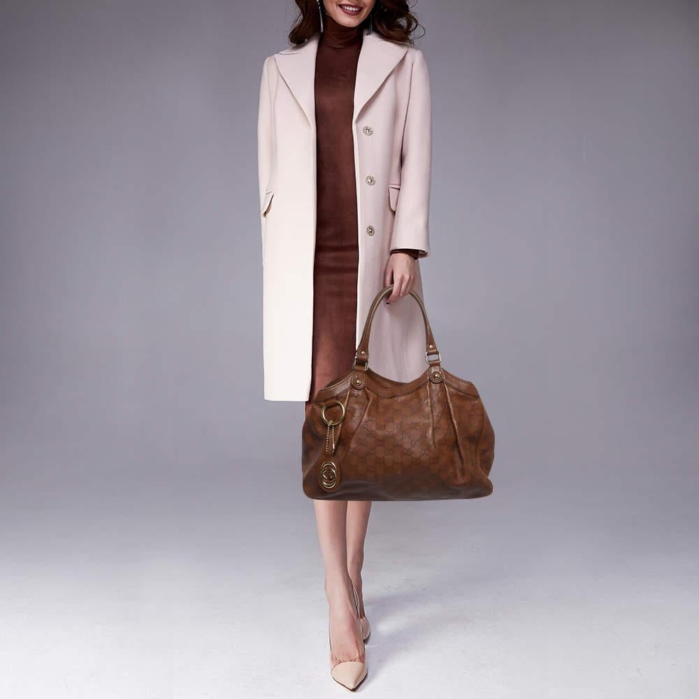 Enriched with signature details, this Sukey tote from Gucci will surely win your vote as a favorite. It comes crafted from Guccissima leather and flaunts dual handles at the top, a branded charm, and neat pleats. Lined with fabric, it is capable of