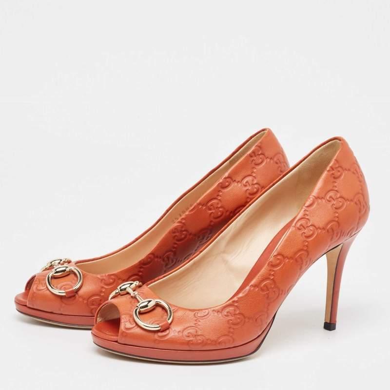Haz una declaración de estilo chic con estos zapatos de salón de diseño. Presentan tacones resistentes y suelas duraderas perfectas para tus salidas a la moda
