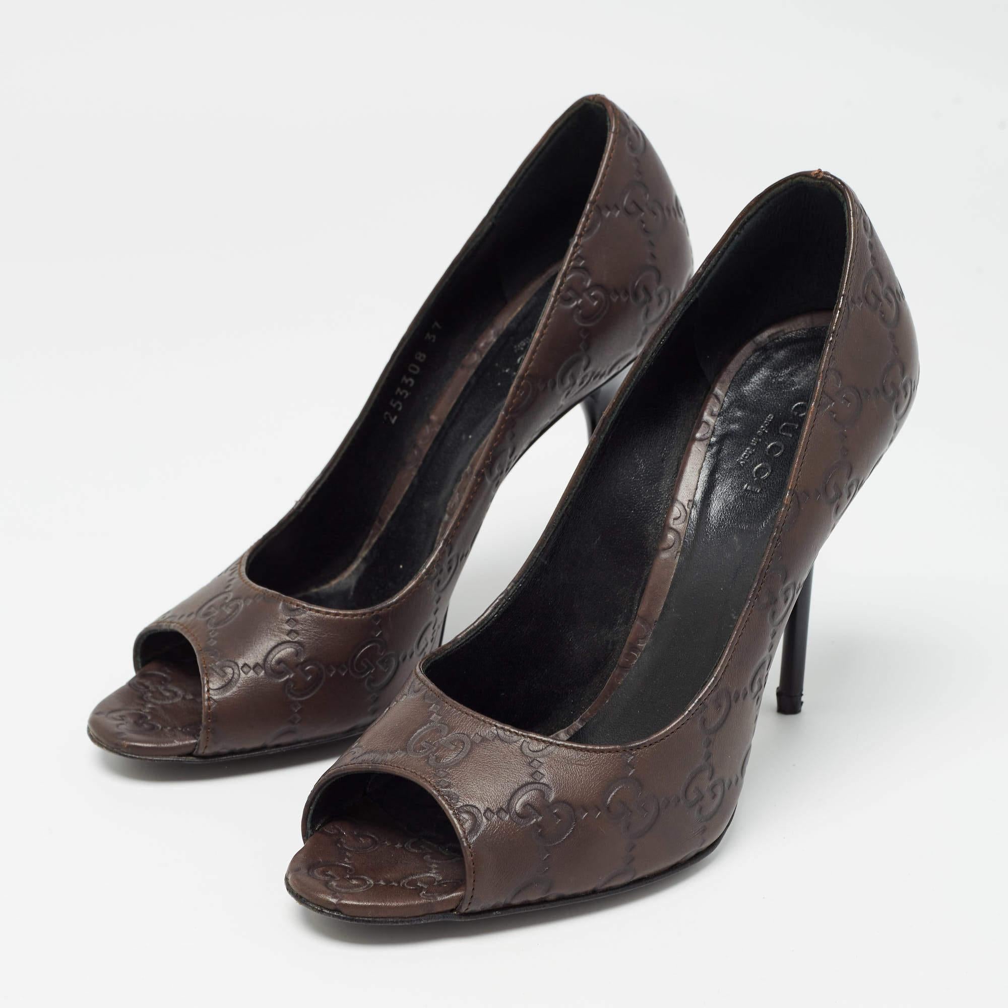 Make a chic style statement with these designer pumps. They showcase sturdy heels and durable soles perfect for your fashionable outings
