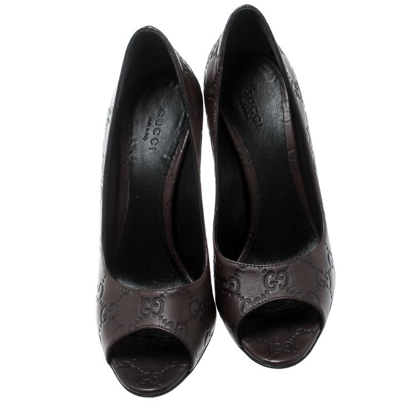 Perfect to compliment any outfit, these brown pumps from Gucci are worthy of being a part of your closet. They have been crafted from Guccissima leather and styled with peep-toes. They come equipped with comfortable leather lined insoles and 11 cm