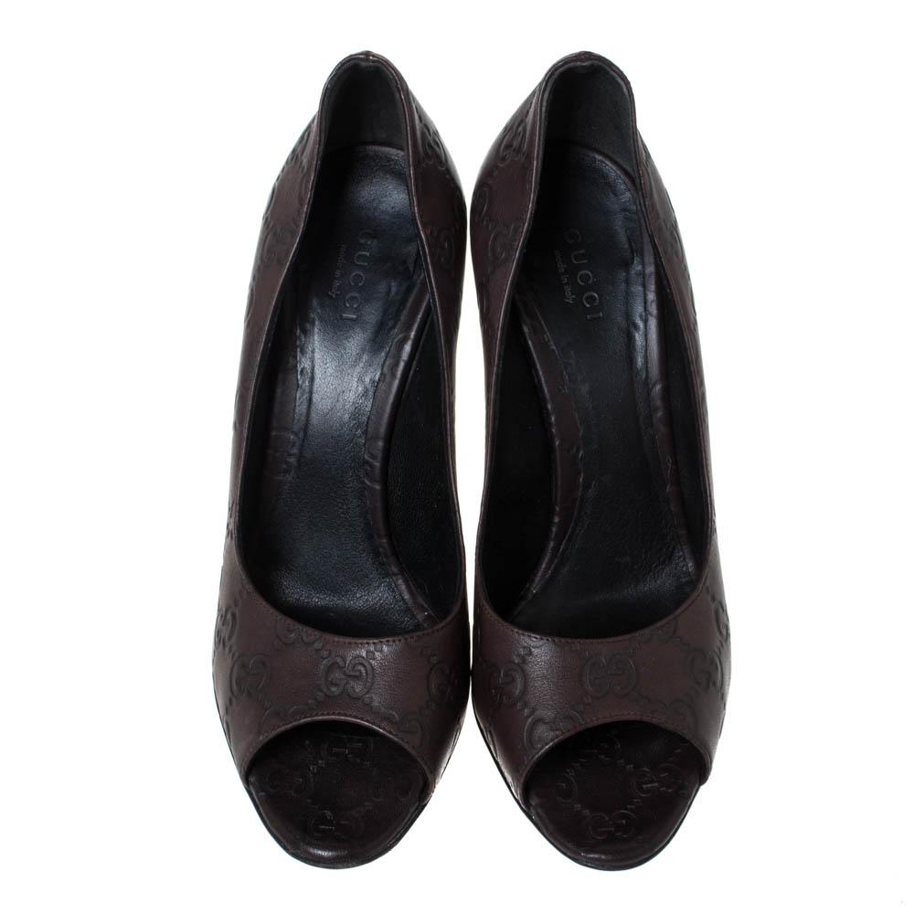 These pumps by Gucci have been created to beautifully frame your feet. They are crafted from Guccissima leather and balanced on high stiletto heels. The contemporary peep toes and comfortable insoles add to the appeal of the pair.

Includes: