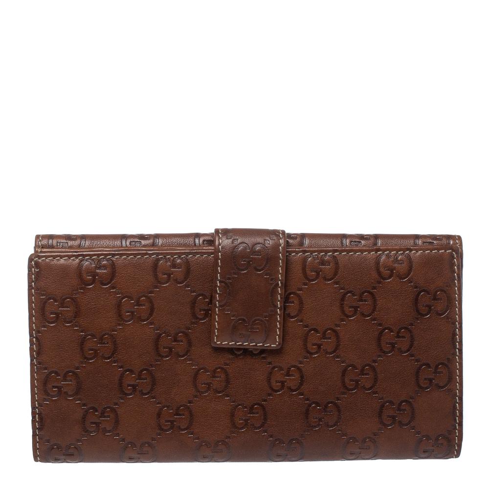 You can now put an end to your search for a stylish wallet, thanks to Gucci's versatile Princy continental wallet. Crafted from Guccissima leather in a brown shade, it features a dainty bow on the front flap. The interior of the wallet comes with