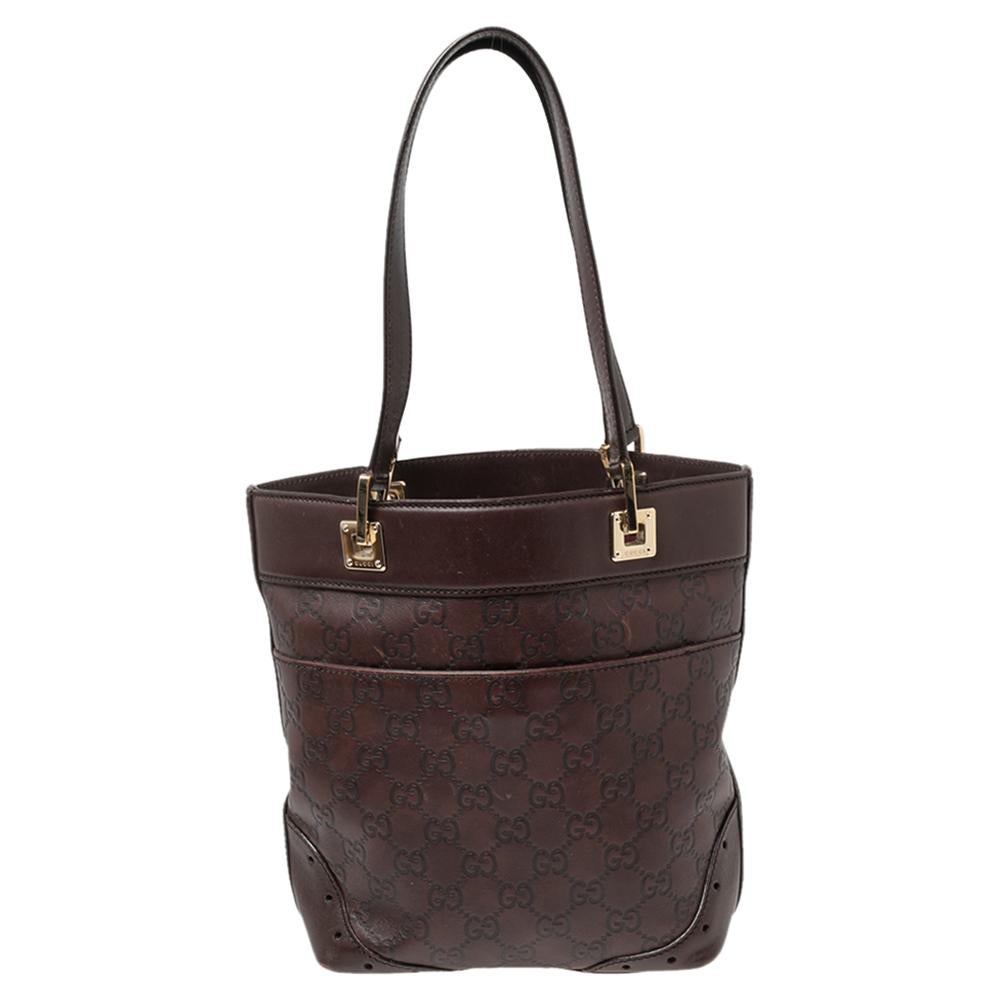 The House of Gucci has crafted this luxurious Punch tote to offer a blend of elegance and practicality. It is made from brown Guccissima leather with a gold-toned Horsebit motif perched on the front. It has dual handles and a fabric-lined interior.