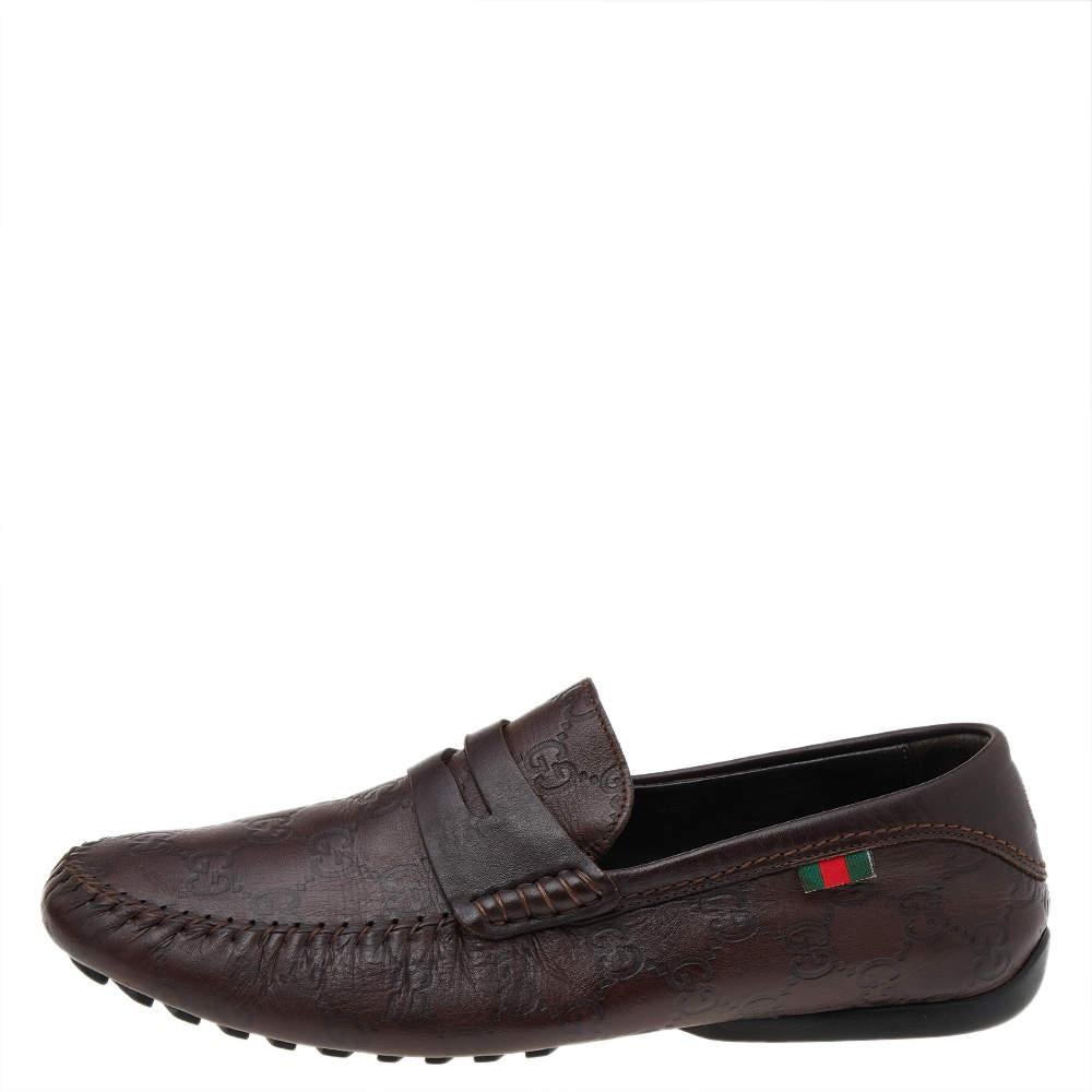Functional and stylish, Gucci collections capture the effortless, nonchalant finesse of the modern man. Crafted from Guccissima leather in a brown shade, these loafers are so comfortable you'll never want to take them off. They are topped with penny