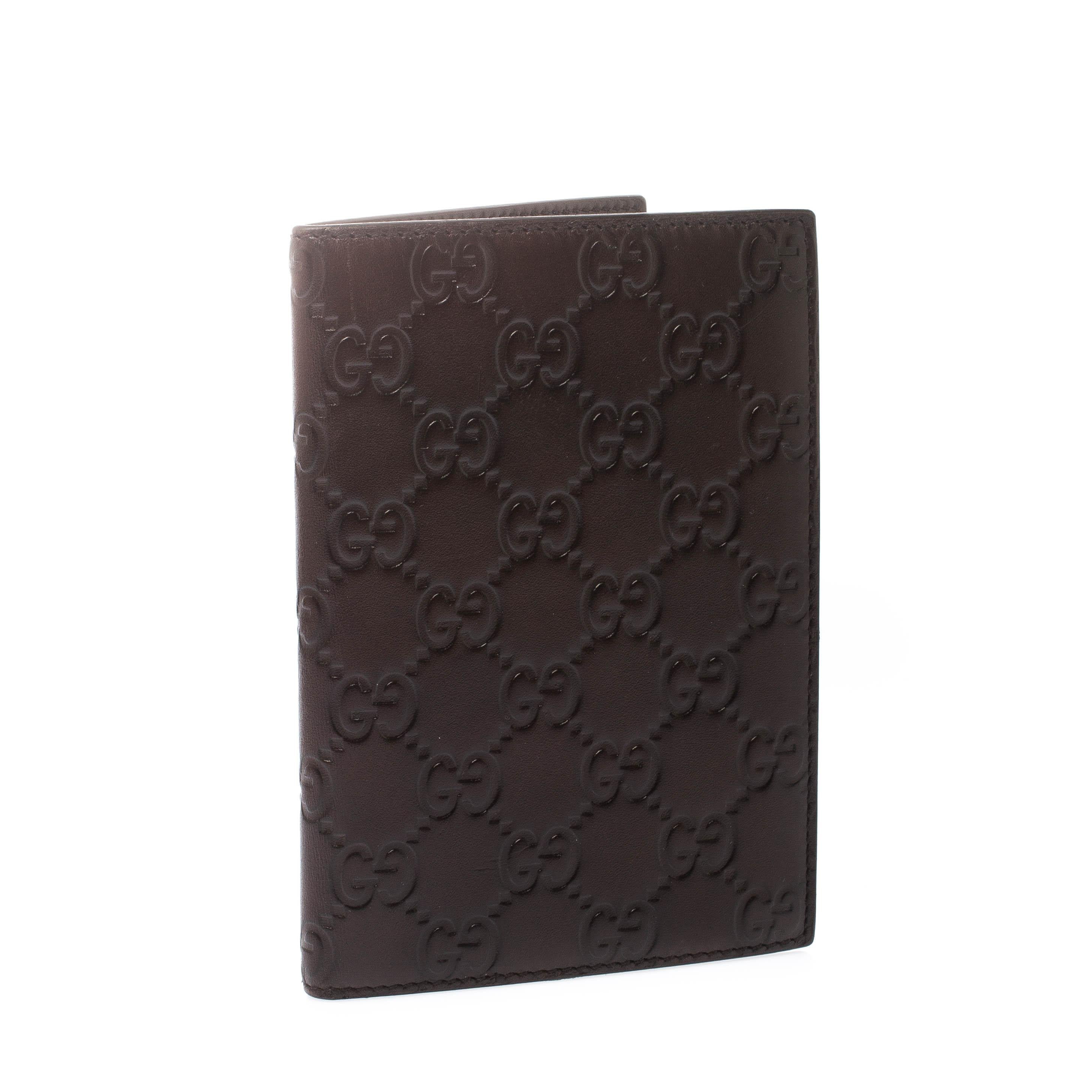 This frame holder is a functional piece that Gucci designed to assist you on your travels. The holder is crafted from Guccissima leather and it has plastic panels on the inside. This piece in brown is durable and well-made.

Includes: Original Box

