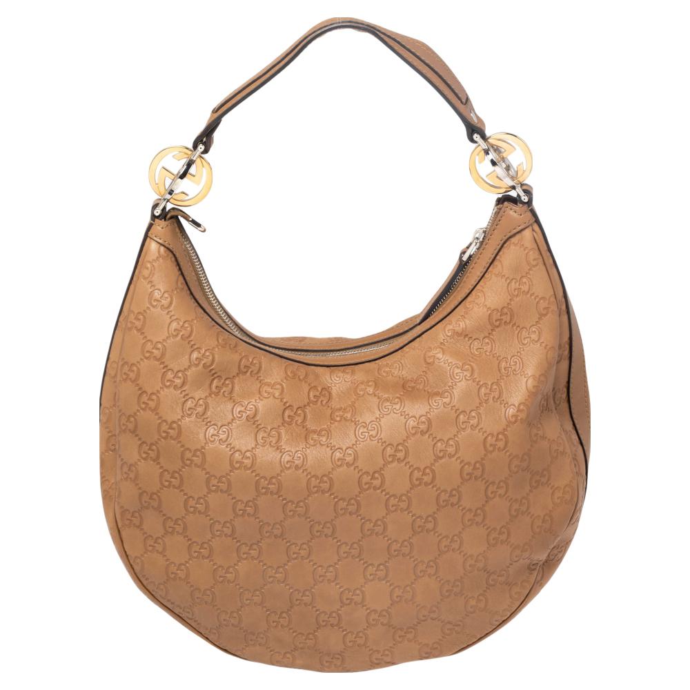 Get a classic look with this Twins hobo from Gucci. Crafted from Guccissima leather in Italy, this gorgeous number has a top zip closure that opens up to a spacious fabric interior. Complete with a single handle that has the signature GG on its