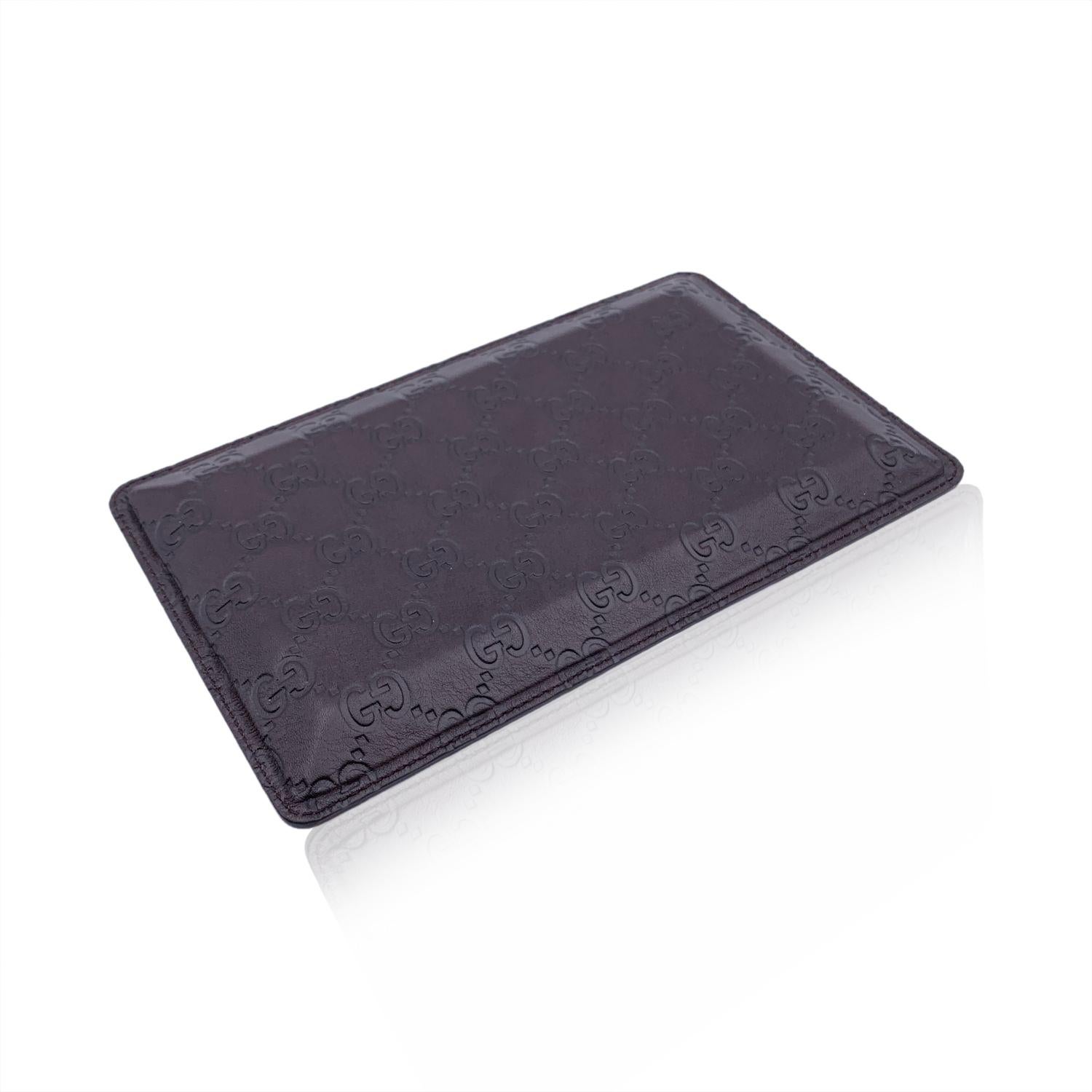Gucci rectangular-shaped valet tray. Brown Guccissima monogram leather. Measurements: 5 x 8.5 inches - 12.7 x 21.5 cm

Details

MATERIAL: Leather

COLOR: Brown

MODEL: -

GENDER: Unisex Adults

COUNTRY OF MANUFACTURE: Italy

SIZE: Medium

TYPE: