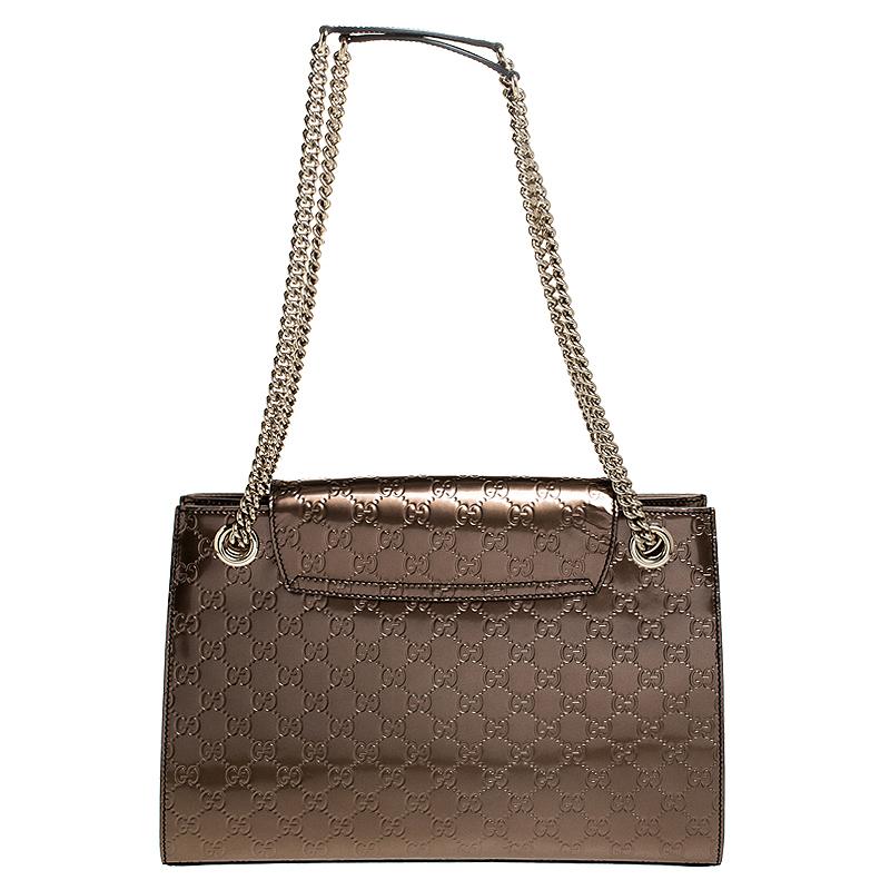 Gucci's handbags are not only well-crafted but they are also coveted because of their high appeal. This Emily Chain shoulder bag, like all of Gucci's creations, is fabulous and closet-worthy. It has been crafted from Guccissima patent leather and