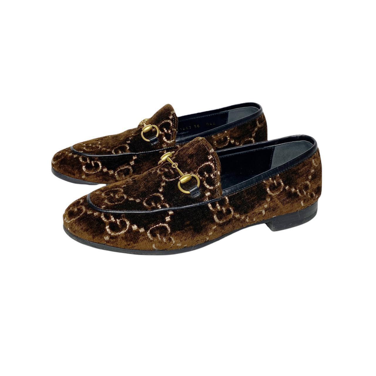 Gucci Brown Jordaan GG Velvet Monogram Loafers
Chaussures de créateur classiques et élégantes

CONDITION : Cet article est une pièce vintage/pré-portée, donc quelques signes d'usure naturelle et d'âge sont à prévoir, cependant en bon état général.