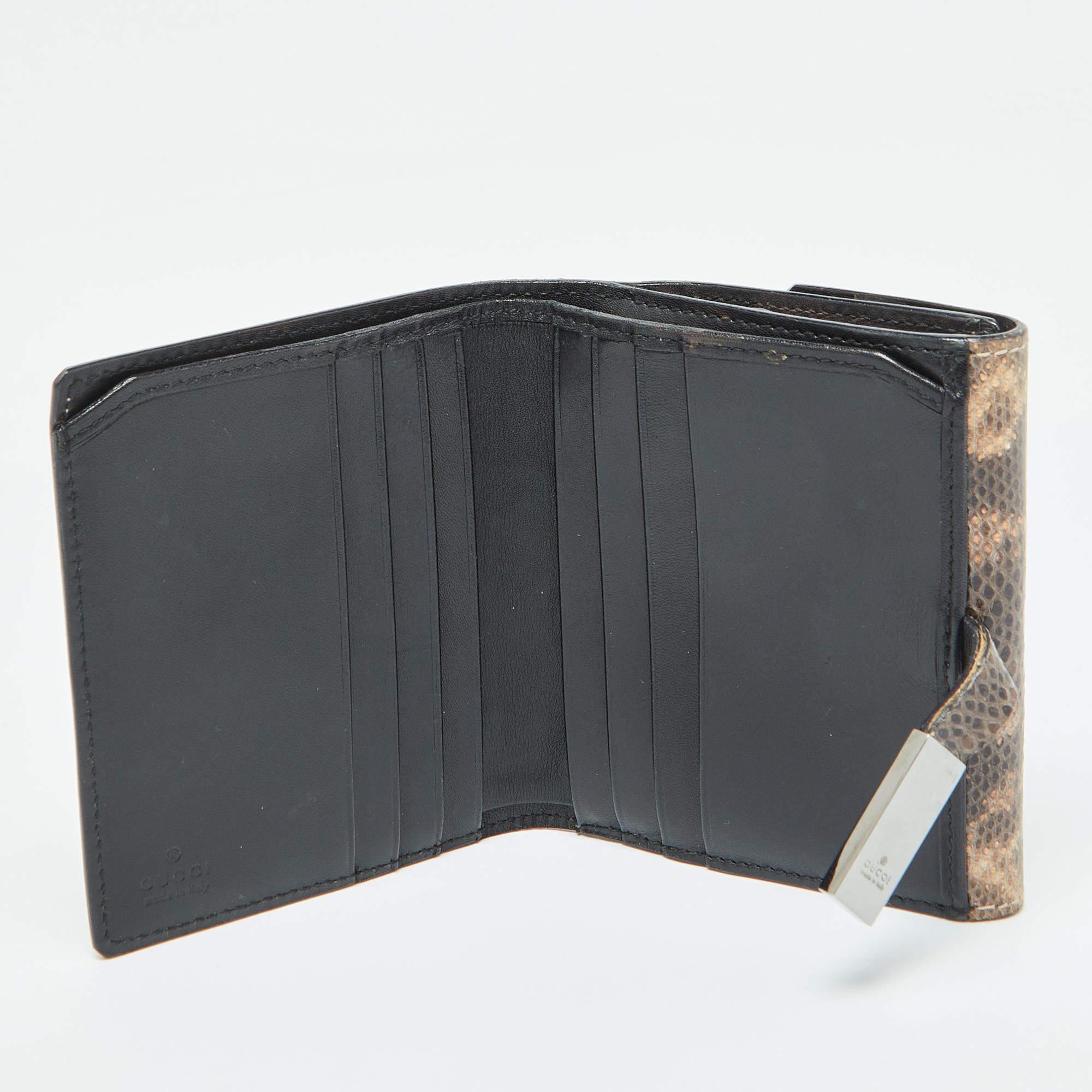This designer wallet is an immaculate balance of sophistication and rational utility. It has been designed using prime quality materials and elevated by a sleek finish. The creation is equipped with ample space for your monetary essentials.