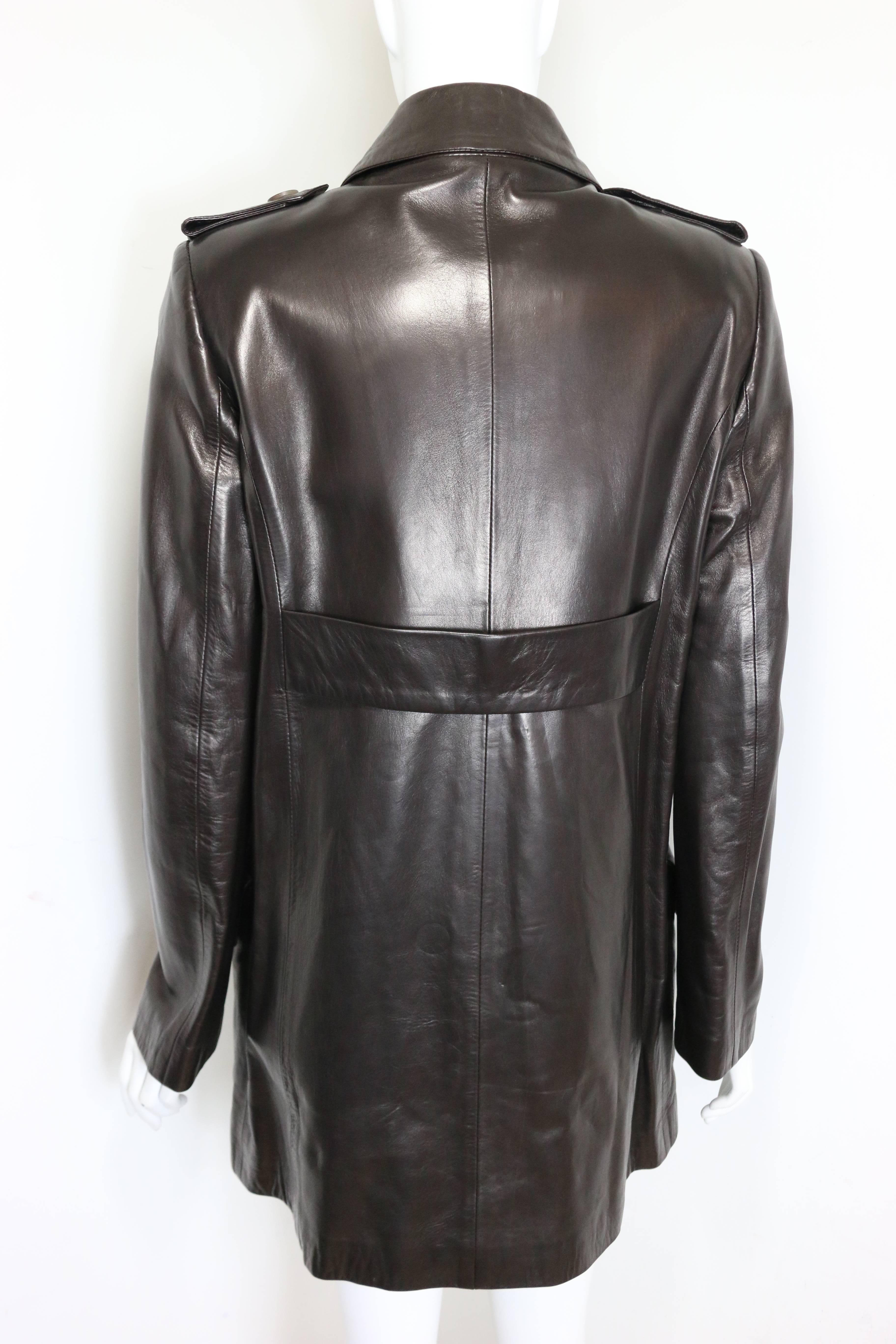 - Gucci by Tom Ford - Veste croisée en cuir d'agneau marron de la collection Automne 1996. 

- Fermeture à boutons, quatre poches à rabat sur le devant, style épaulette avec détails de boutons sur l'épaule et sangle au dos. 

- Fabriqué en Italie.