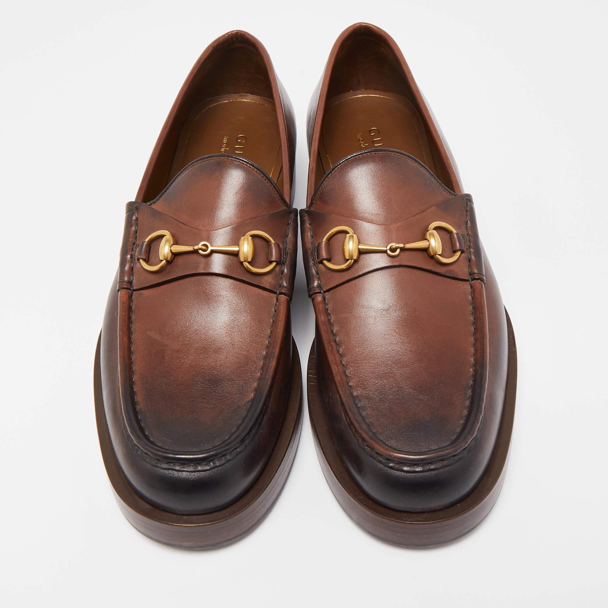 To perfectly complement your attires, Gucci brings you this pair of loafers that speak of style. They have been crafted from brown leather and styled with a gold-tone Horsebit on the uppers. The comfortable loafers are easy to slip on and they are