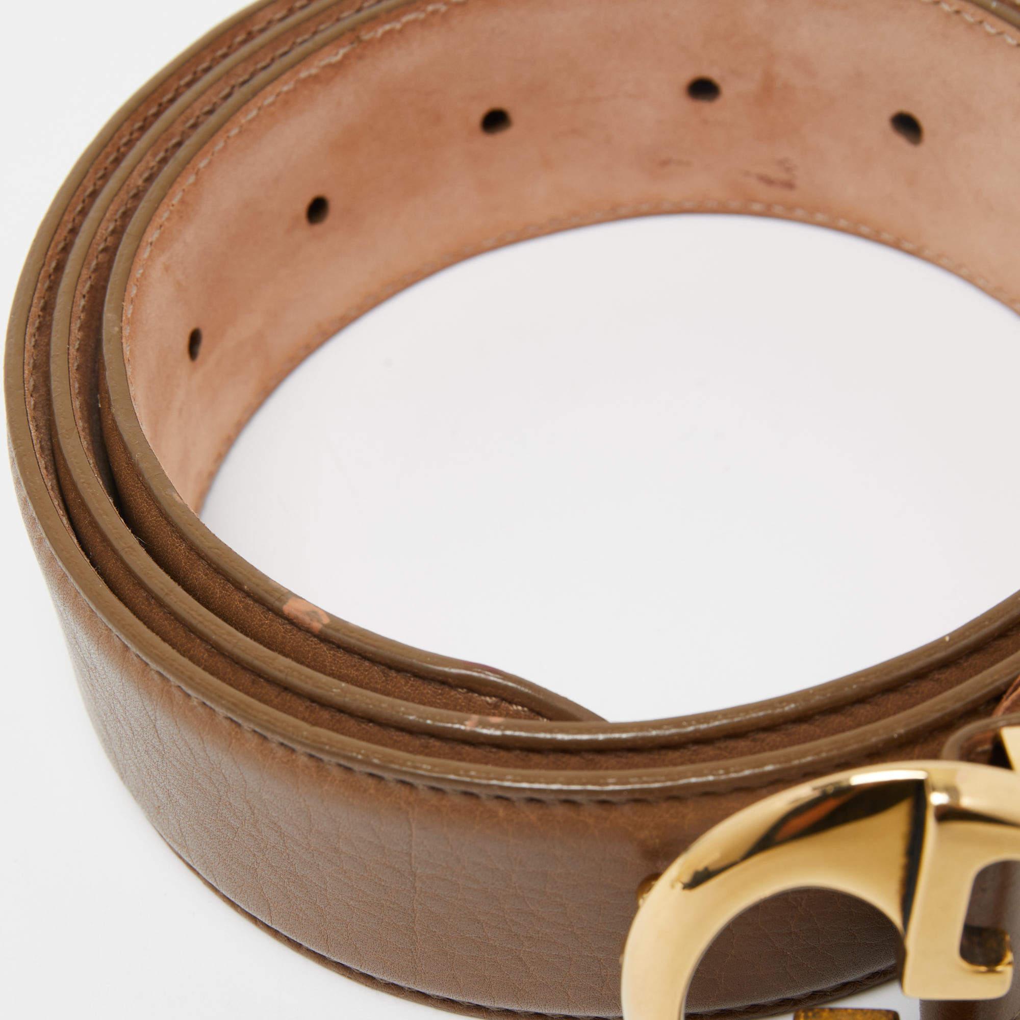This Gucci belt is certainly worth the buy! Flaunting the classic gold-toned logo on brown leather, this belt has the power to add a luxurious slant to your ensemble.

