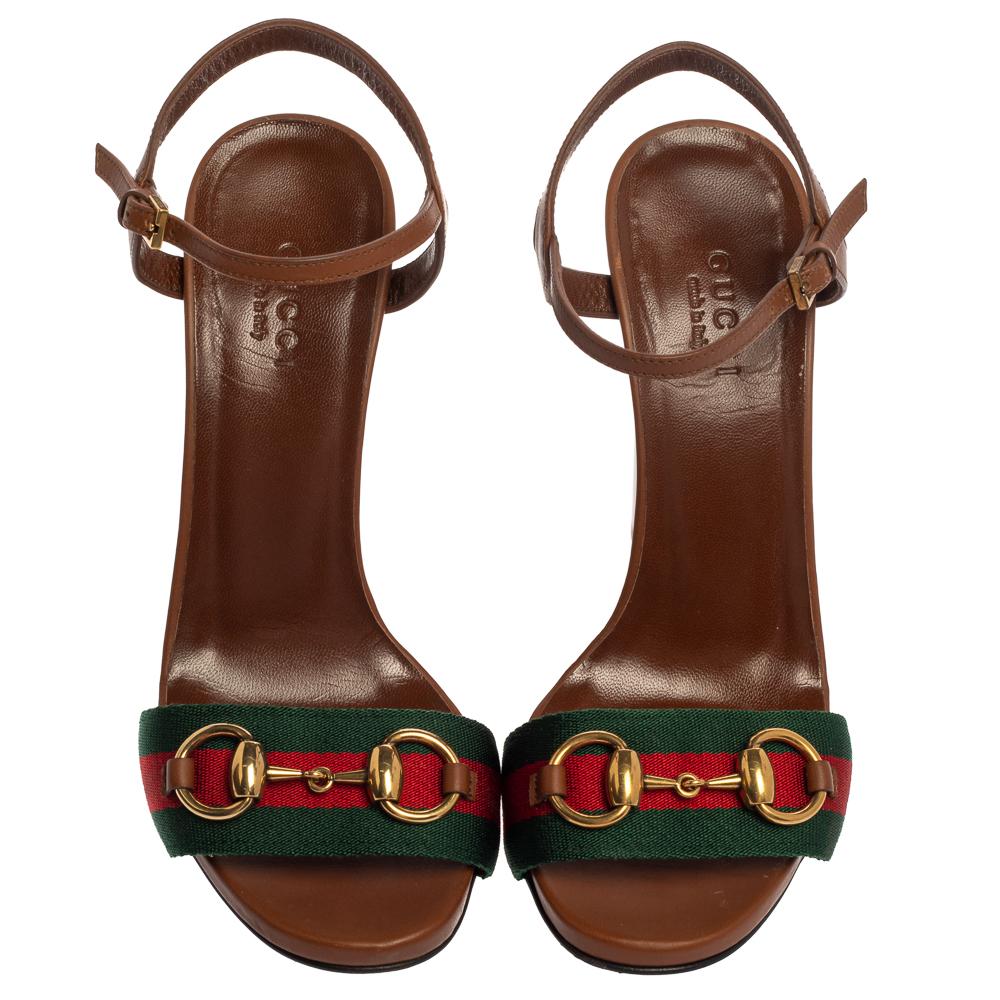 In a classic shade of brown, these sandals from Gucci are designed to make you look ultra-stylish! Crafted from leather into an open-toe silhouette, these sandals exhibit the signature Web stripes and the iconic Horsebit details on the vamps and
