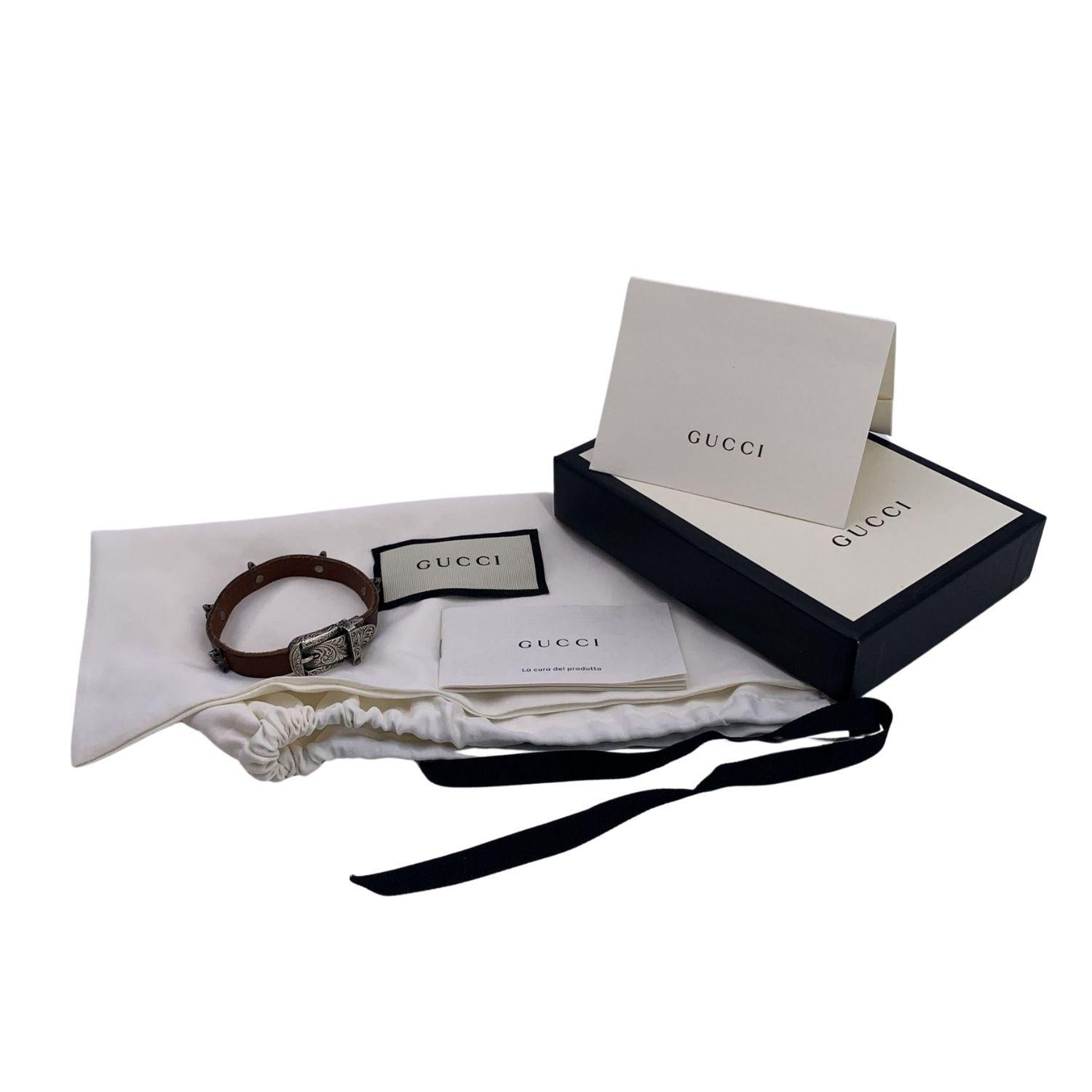 Gucci brown leather bracelet with silver Wolf heads metal studs, from the Pre-Fall 2018 collection, inspired by the world of nature with punk references. Engraved sterling silver buckle closure. Strap height 10mm . Size 18 cm. 'Gucci - Made in
