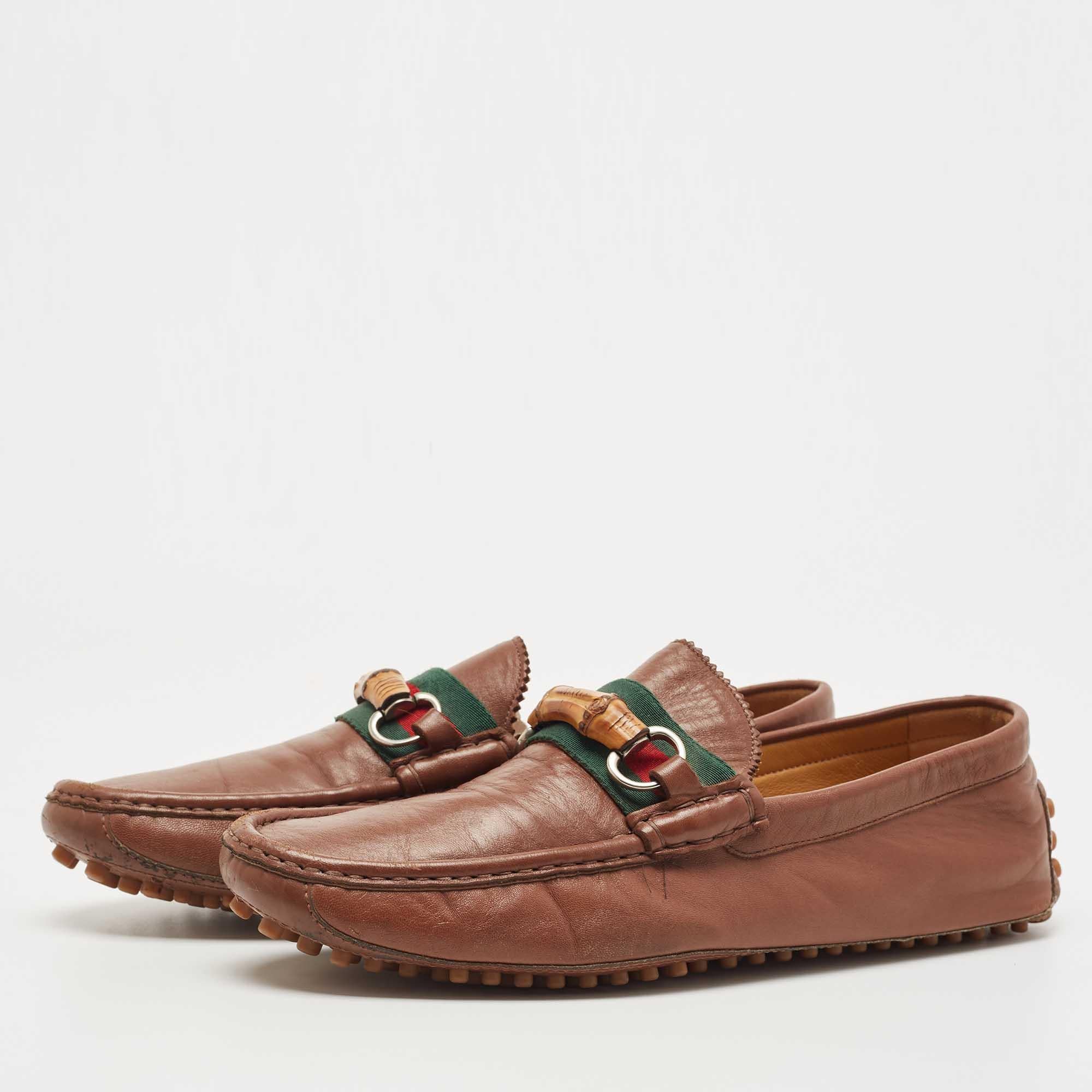 Project an ultra-stylish look in these grey loafers from Gucci! They have been crafted from leather and designed with round toes and the signature bamboo Horsebit accents on the vamps. They are complete with comfortable leather-lined insoles and
