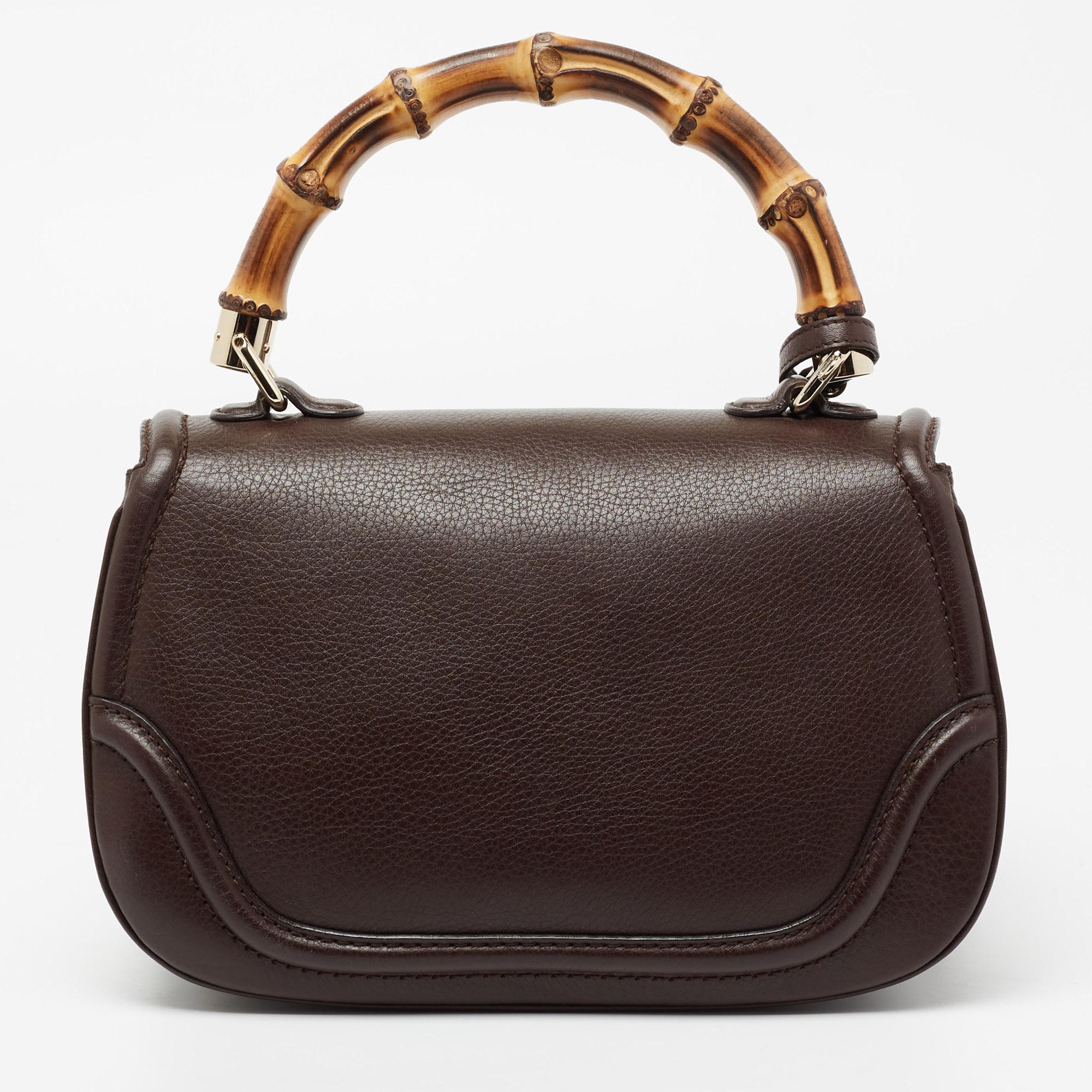 This Gucci bag embodies classic allure with refined construction and well-executed details. Lined with fabric, it is capable of storing all your daily essentials neatly. The bamboo handle at the top and lock closure on the front flap serves as