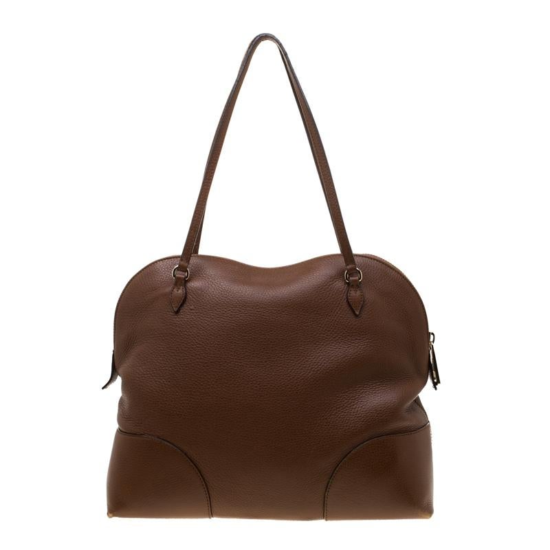 When practicability oozes out loads of style, you know it is the work of Gucci. Crafted from brown leather, this Bree dome satchel features two top handles, gold-tone hardware and Gucci embossed on the front. Secured with zip closure, the canvas